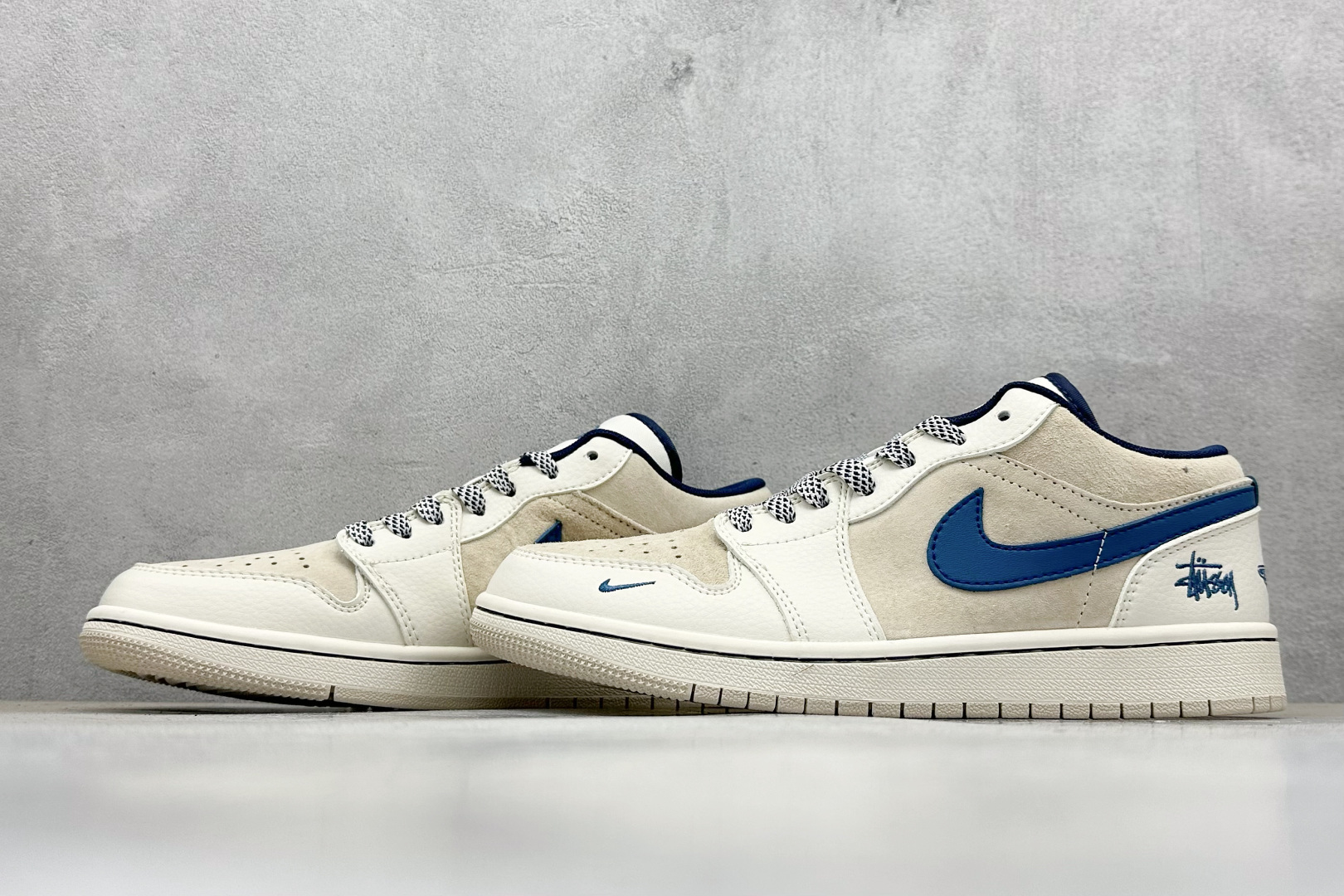 图片[5]-Air Jordan 1 Retro Low x Stussy 米棕蓝小钩 官方同步新色 原装级产物 拒绝公底 立体鞋型 细节完美 高清洁度 购置公司同步原材料 原汁原味 忠于原版 货号：SJ9950 027 尺码：36 36.5 37.5 38 38.5 39 40 40.5 41 42 42.5 43 44 44.5 45-选品中心