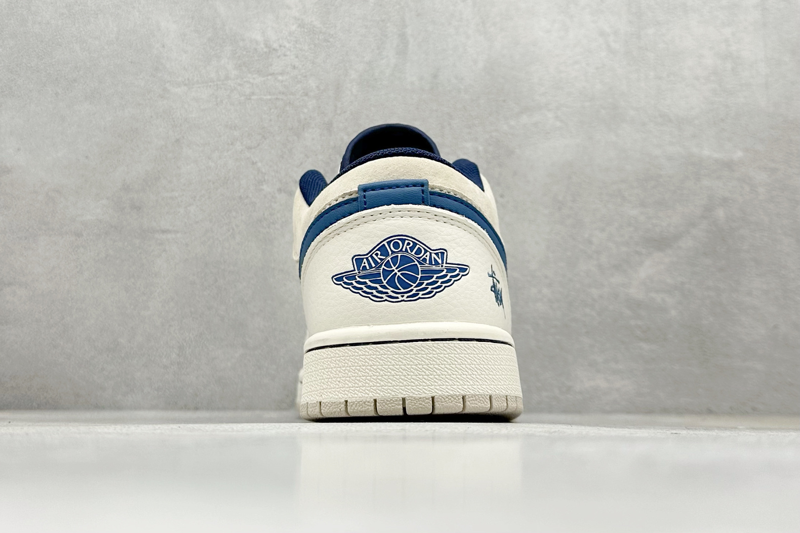 图片[6]-Air Jordan 1 Retro Low x Stussy 米棕蓝小钩 官方同步新色 原装级产物 拒绝公底 立体鞋型 细节完美 高清洁度 购置公司同步原材料 原汁原味 忠于原版 货号：SJ9950 027 尺码：36 36.5 37.5 38 38.5 39 40 40.5 41 42 42.5 43 44 44.5 45-选品中心