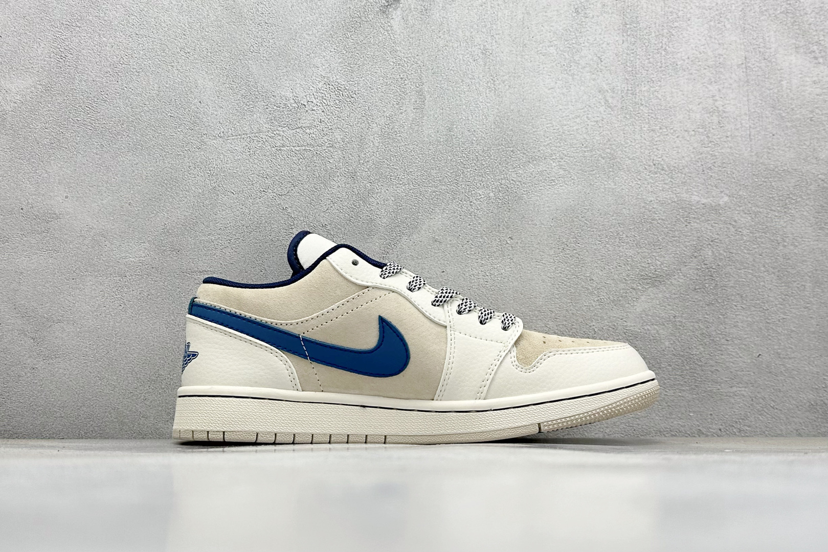 图片[2]-Air Jordan 1 Retro Low x Stussy 米棕蓝小钩 官方同步新色 原装级产物 拒绝公底 立体鞋型 细节完美 高清洁度 购置公司同步原材料 原汁原味 忠于原版 货号：SJ9950 027 尺码：36 36.5 37.5 38 38.5 39 40 40.5 41 42 42.5 43 44 44.5 45-选品中心