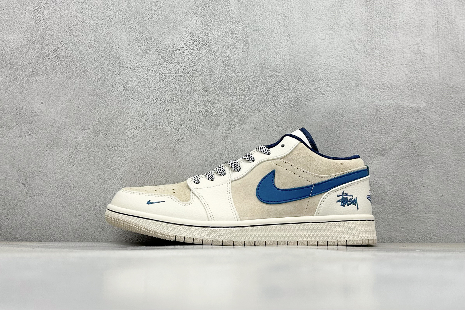 Air Jordan 1 Retro Low x Stussy 米棕蓝小钩 官方同步新色 原装级产物 拒绝公底 立体鞋型 细节完美 高清洁度 购置公司同步原材料 原汁原味 忠于原版 货号：SJ9950 027 尺码：36 36.5 37.5 38 38.5 39 40 40.5 41 42 42.5 43 44 44.5 45-选品中心