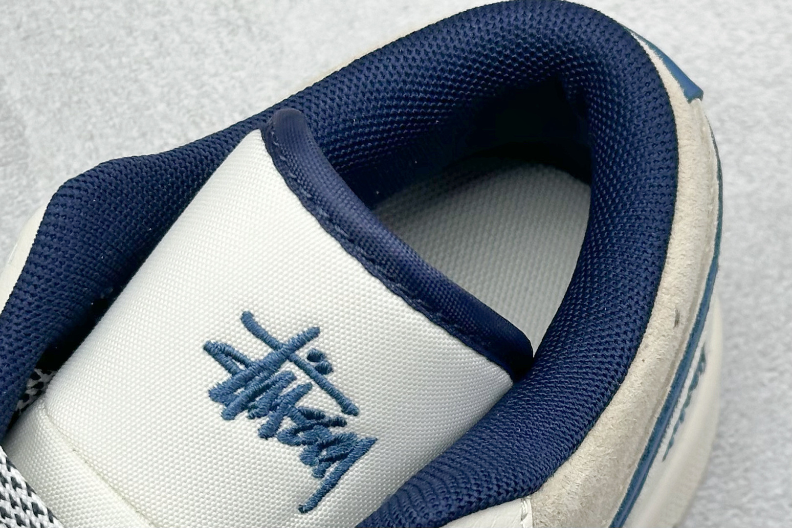 图片[8]-Air Jordan 1 Retro Low x Stussy 米棕蓝小钩 官方同步新色 原装级产物 拒绝公底 立体鞋型 细节完美 高清洁度 购置公司同步原材料 原汁原味 忠于原版 货号：SJ9950 027 尺码：36 36.5 37.5 38 38.5 39 40 40.5 41 42 42.5 43 44 44.5 45-选品中心