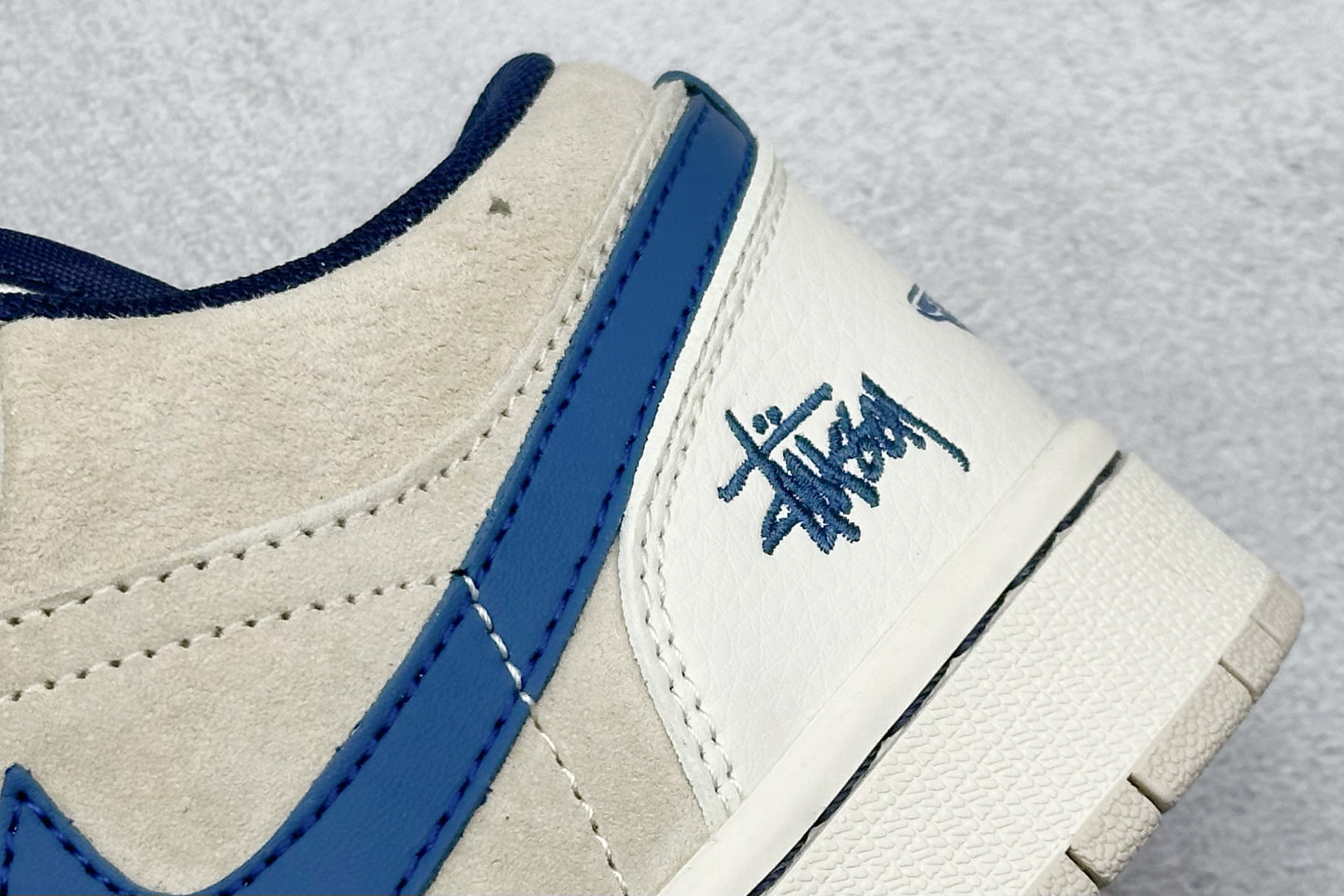 图片[9]-Air Jordan 1 Retro Low x Stussy 米棕蓝小钩 官方同步新色 原装级产物 拒绝公底 立体鞋型 细节完美 高清洁度 购置公司同步原材料 原汁原味 忠于原版 货号：SJ9950 027 尺码：36 36.5 37.5 38 38.5 39 40 40.5 41 42 42.5 43 44 44.5 45-选品中心