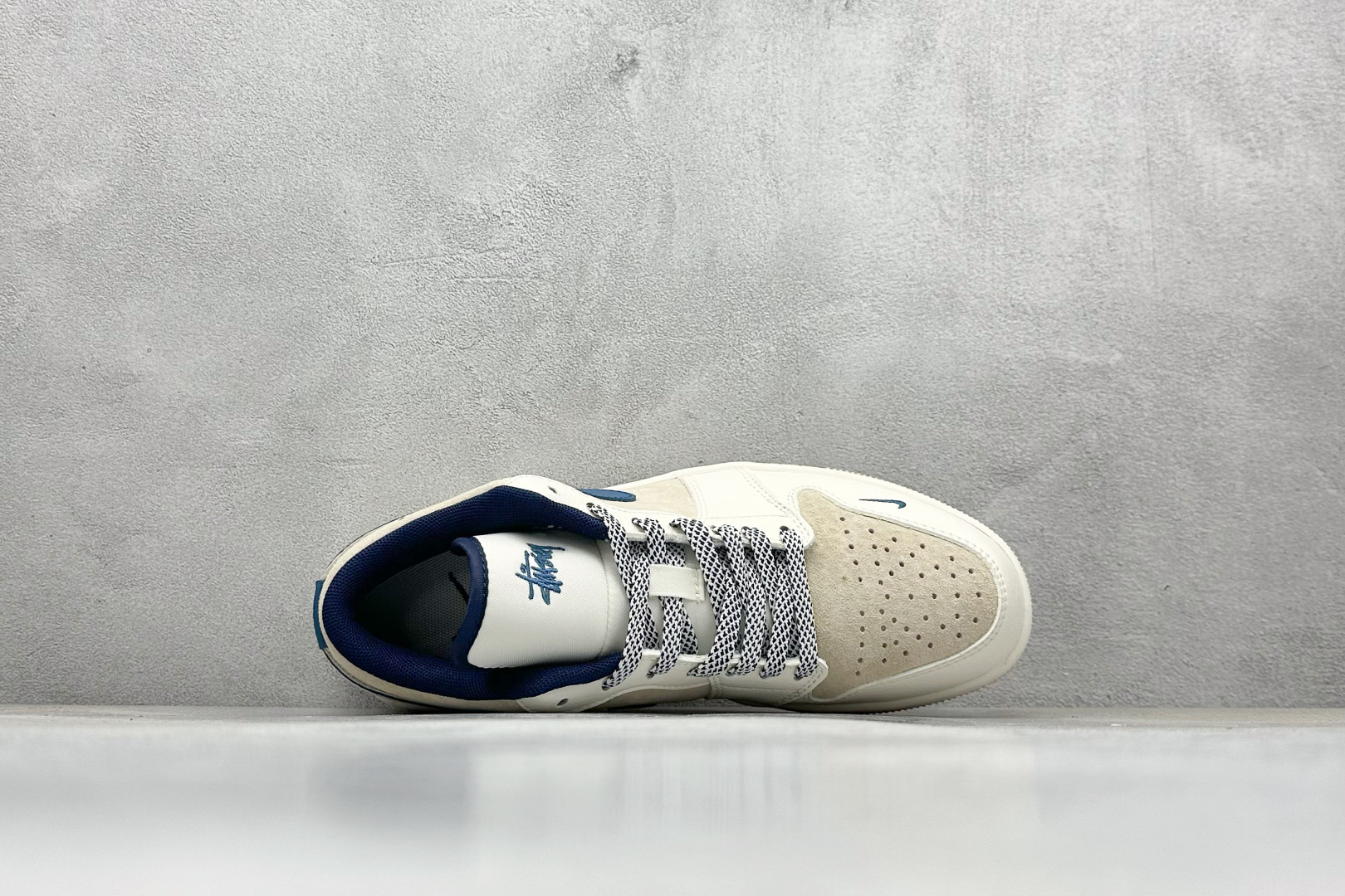 图片[3]-Air Jordan 1 Retro Low x Stussy 米棕蓝小钩 官方同步新色 原装级产物 拒绝公底 立体鞋型 细节完美 高清洁度 购置公司同步原材料 原汁原味 忠于原版 货号：SJ9950 027 尺码：36 36.5 37.5 38 38.5 39 40 40.5 41 42 42.5 43 44 44.5 45-选品中心