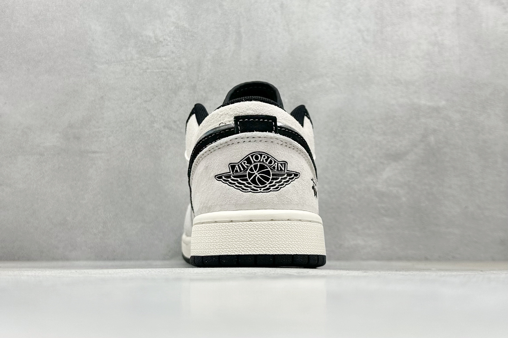 图片[6]-Air Jordan 1 Retro Low x Stussy 米黑小钩 官方同步新色 原装级产物 拒绝公底 立体鞋型 细节完美 高清洁度 购置公司同步原材料 原汁原味 忠于原版 货号：SJ9950 026 尺码：36 36.5 37.5 38 38.5 39 40 40.5 41 42 42.5 43 44 44.5 45-选品中心