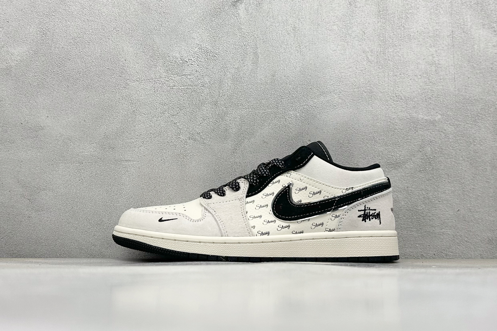 Air Jordan 1 Retro Low x Stussy 米黑小钩 官方同步新色 原装级产物 拒绝公底 立体鞋型 细节完美 高清洁度 购置公司同步原材料 原汁原味 忠于原版 货号：SJ9950 026 尺码：36 36.5 37.5 38 38.5 39 40 40.5 41 42 42.5 43 44 44.5 45-选品中心