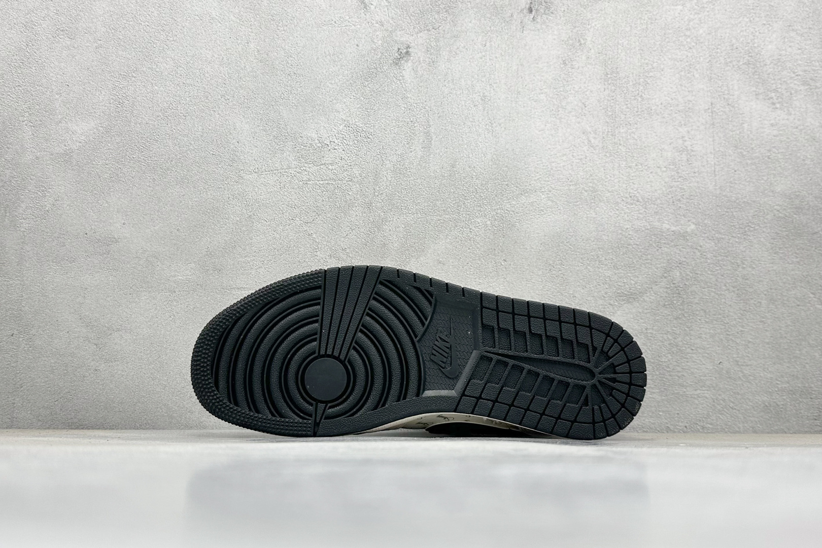 图片[4]-Air Jordan 1 Retro Low x Stussy 米黑小钩 官方同步新色 原装级产物 拒绝公底 立体鞋型 细节完美 高清洁度 购置公司同步原材料 原汁原味 忠于原版 货号：SJ9950 026 尺码：36 36.5 37.5 38 38.5 39 40 40.5 41 42 42.5 43 44 44.5 45-选品中心