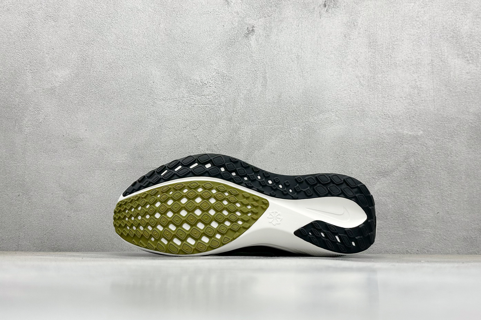 图片[4]-J版Nk Air Zoom Pegasus 41 耐克网面透气轻便耐磨跑鞋 #鞋面采用网布、织物、橡塑材料等多种材料拼接，出色支撑效果，缔造稳固脚感，塑就自然迈步体验。结合匠心排布的缓震配置，铸就稳固迈步体验。弧形外底设计，有助实现后跟到鞋头的顺畅过渡，在足部离地到落地过程中缔造流畅自如的迈步体验。 货号：HQ3452-041 尺码：36-45-选品中心