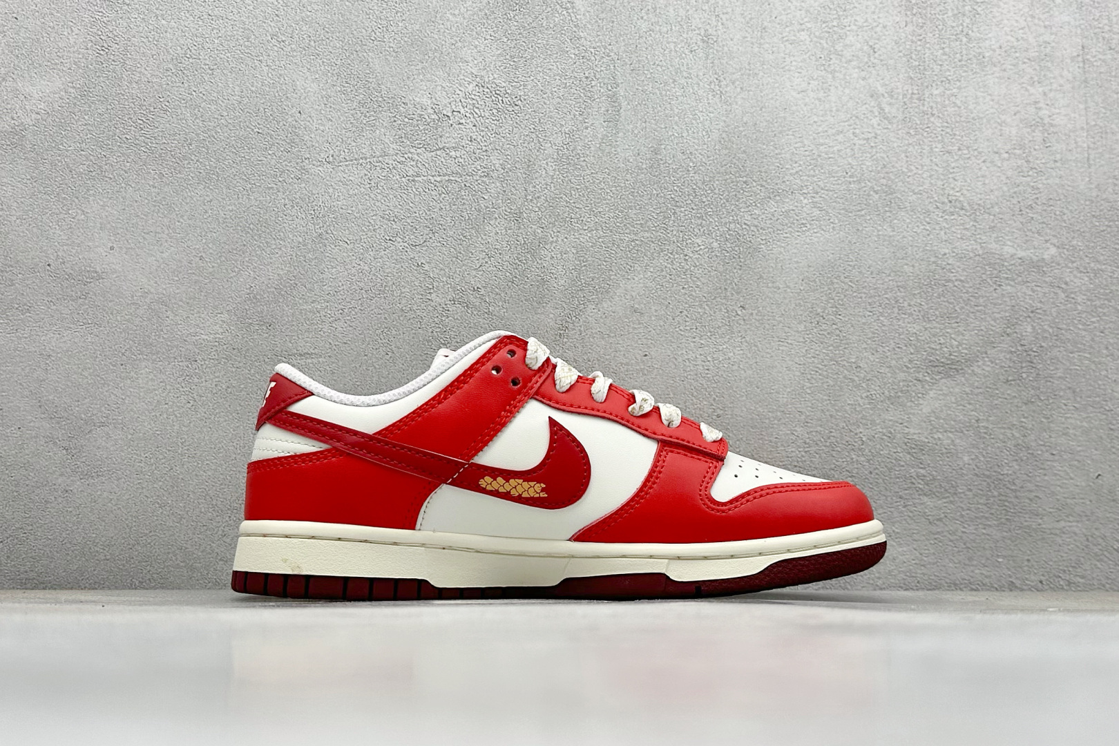 图片[2]-福利特价  Nike SB Dunk Low 2025癸巳蛇年限定 纯原大厂出品 极力推荐 原装头层材料 独家版型蒸餾加工 帶來的是更好的视觉和脚感体验 大厂纯原品质出货 清洁度 电绣工艺 皮料切割干净无任何毛边 细节完美 货号： HJ3491 161 尺码：36 36.5 37.5 38 38.5 39-选品中心