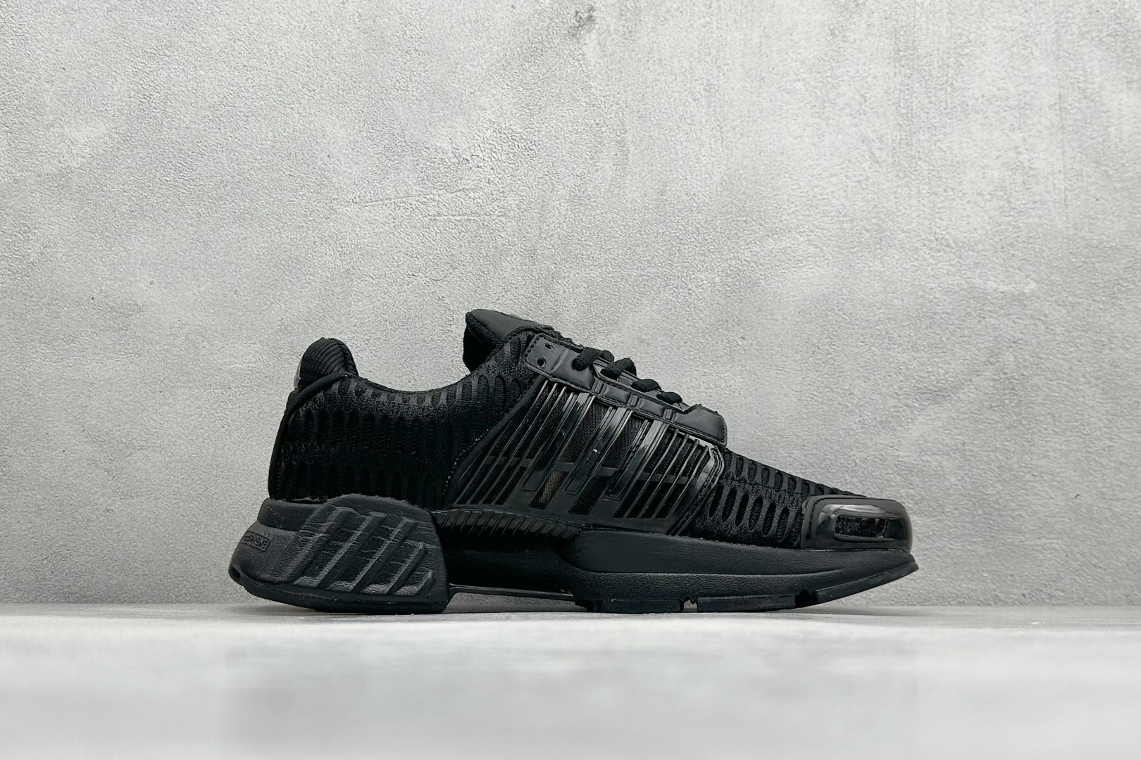 图片[2]-AD CLIMACOOL 初代清风系列透气跑步鞋 经典的鞋舌 CLIMACOOL LOGO，加上侧边三条杠处的透气格栅，都让人仿佛回到了二十二年前。实拍调校N版已经零色差零失真 百分百还原实物色彩所见即所得 不存在货不对板色差等低级问题 选购参考实物拍摄 不混卖不参货 只用心做好货严格选品 货号：BA8582 尺码：40-45-选品中心
