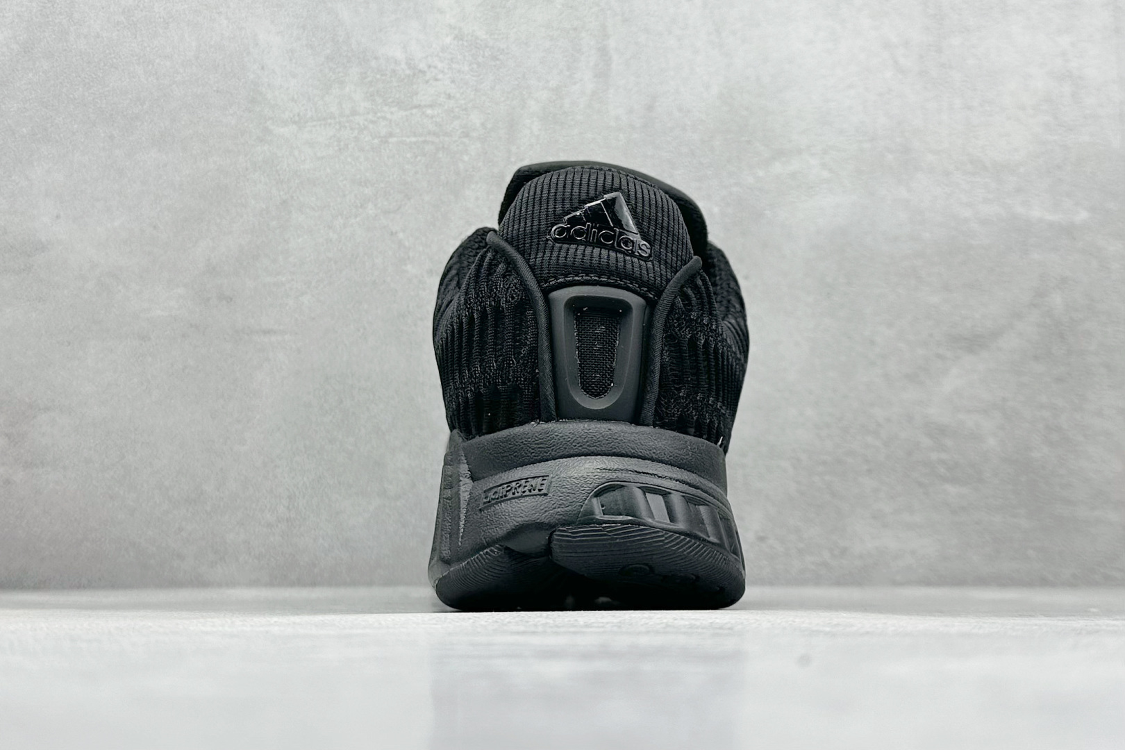 图片[6]-AD CLIMACOOL 初代清风系列透气跑步鞋 经典的鞋舌 CLIMACOOL LOGO，加上侧边三条杠处的透气格栅，都让人仿佛回到了二十二年前。实拍调校N版已经零色差零失真 百分百还原实物色彩所见即所得 不存在货不对板色差等低级问题 选购参考实物拍摄 不混卖不参货 只用心做好货严格选品 货号：BA8582 尺码：40-45-选品中心