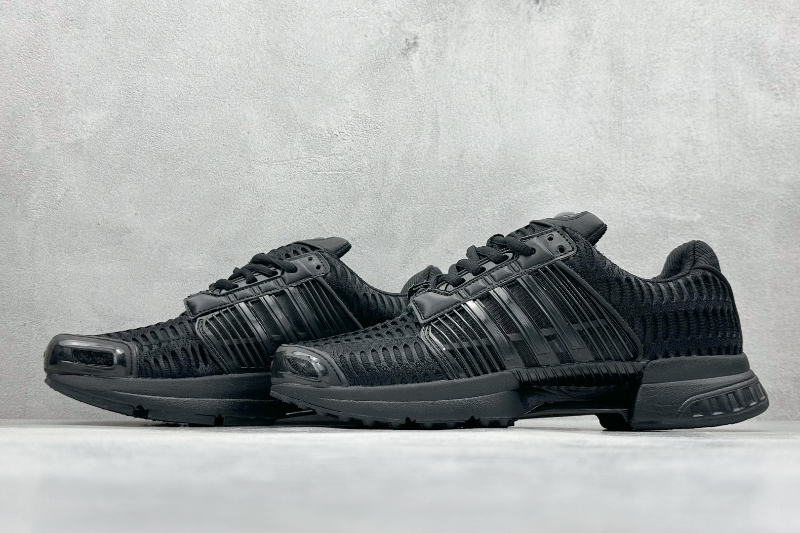 图片[5]-AD CLIMACOOL 初代清风系列透气跑步鞋 经典的鞋舌 CLIMACOOL LOGO，加上侧边三条杠处的透气格栅，都让人仿佛回到了二十二年前。实拍调校N版已经零色差零失真 百分百还原实物色彩所见即所得 不存在货不对板色差等低级问题 选购参考实物拍摄 不混卖不参货 只用心做好货严格选品 货号：BA8582 尺码：40-45-选品中心