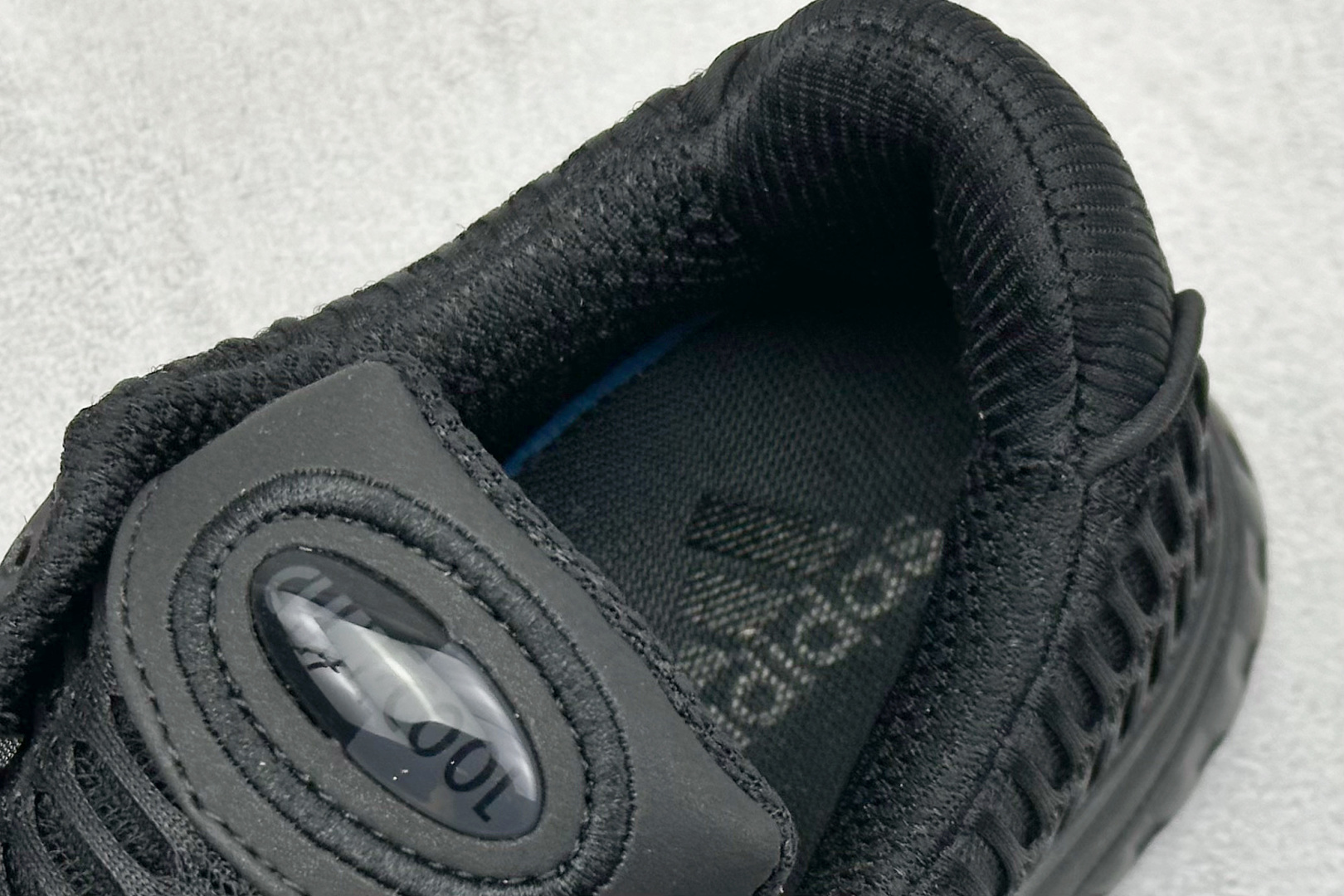 图片[8]-AD CLIMACOOL 初代清风系列透气跑步鞋 经典的鞋舌 CLIMACOOL LOGO，加上侧边三条杠处的透气格栅，都让人仿佛回到了二十二年前。实拍调校N版已经零色差零失真 百分百还原实物色彩所见即所得 不存在货不对板色差等低级问题 选购参考实物拍摄 不混卖不参货 只用心做好货严格选品 货号：BA8582 尺码：40-45-选品中心