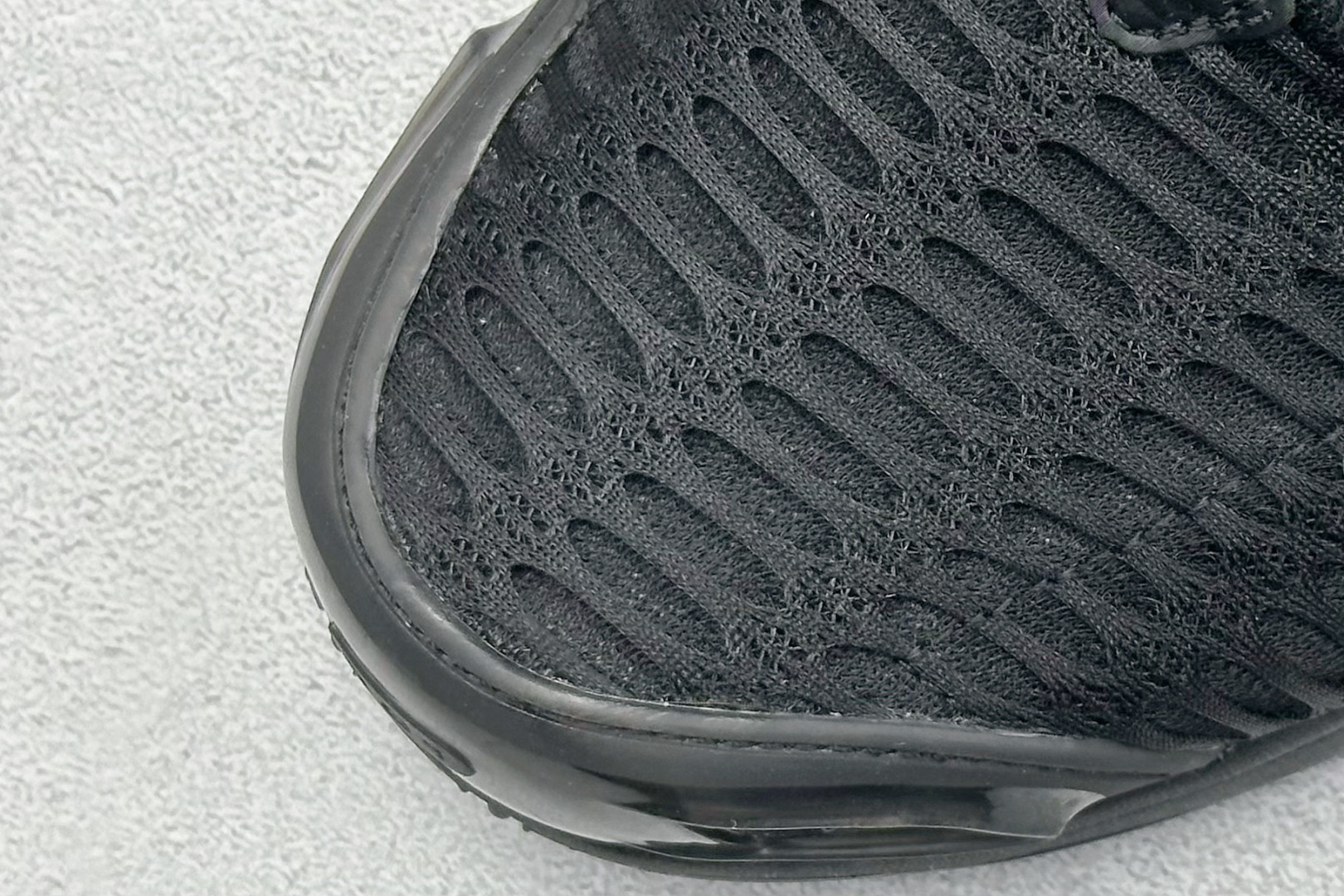 图片[7]-AD CLIMACOOL 初代清风系列透气跑步鞋 经典的鞋舌 CLIMACOOL LOGO，加上侧边三条杠处的透气格栅，都让人仿佛回到了二十二年前。实拍调校N版已经零色差零失真 百分百还原实物色彩所见即所得 不存在货不对板色差等低级问题 选购参考实物拍摄 不混卖不参货 只用心做好货严格选品 货号：BA8582 尺码：40-45-选品中心