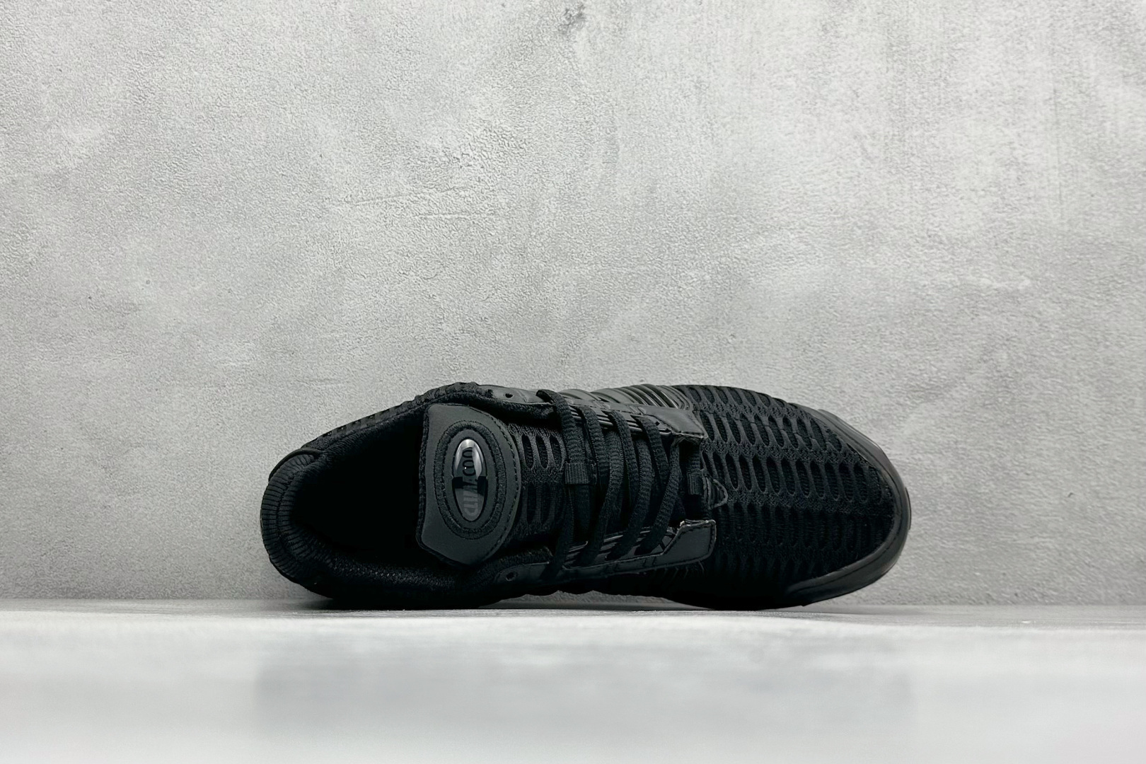 图片[3]-AD CLIMACOOL 初代清风系列透气跑步鞋 经典的鞋舌 CLIMACOOL LOGO，加上侧边三条杠处的透气格栅，都让人仿佛回到了二十二年前。实拍调校N版已经零色差零失真 百分百还原实物色彩所见即所得 不存在货不对板色差等低级问题 选购参考实物拍摄 不混卖不参货 只用心做好货严格选品 货号：BA8582 尺码：40-45-选品中心