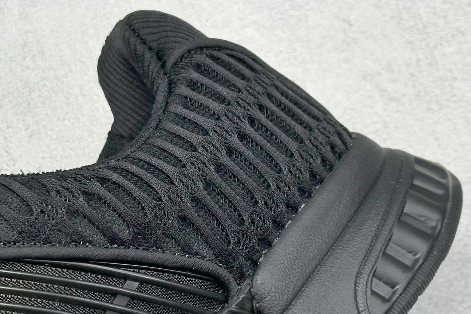 图片[9]-AD CLIMACOOL 初代清风系列透气跑步鞋 经典的鞋舌 CLIMACOOL LOGO，加上侧边三条杠处的透气格栅，都让人仿佛回到了二十二年前。实拍调校N版已经零色差零失真 百分百还原实物色彩所见即所得 不存在货不对板色差等低级问题 选购参考实物拍摄 不混卖不参货 只用心做好货严格选品 货号：BA8582 尺码：40-45-选品中心