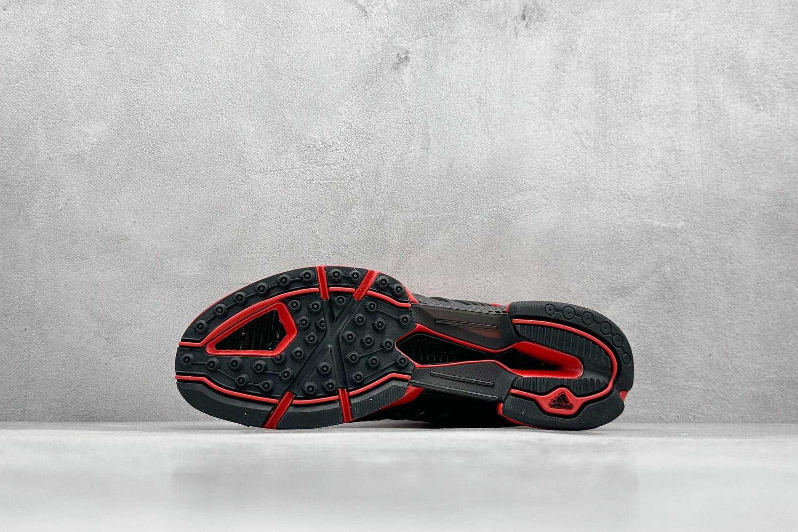 图片[4]-AD CLIMACOOL 初代清风系列透气跑步鞋 经典的鞋舌 CLIMACOOL LOGO，加上侧边三条杠处的透气格栅，都让人仿佛回到了二十二年前。实拍调校N版已经零色差零失真 百分百还原实物色彩所见即所得 不存在货不对板色差等低级问题 选购参考实物拍摄 不混卖不参货 只用心做好货严格选品 货号：JH9989 尺码：40-45-选品中心