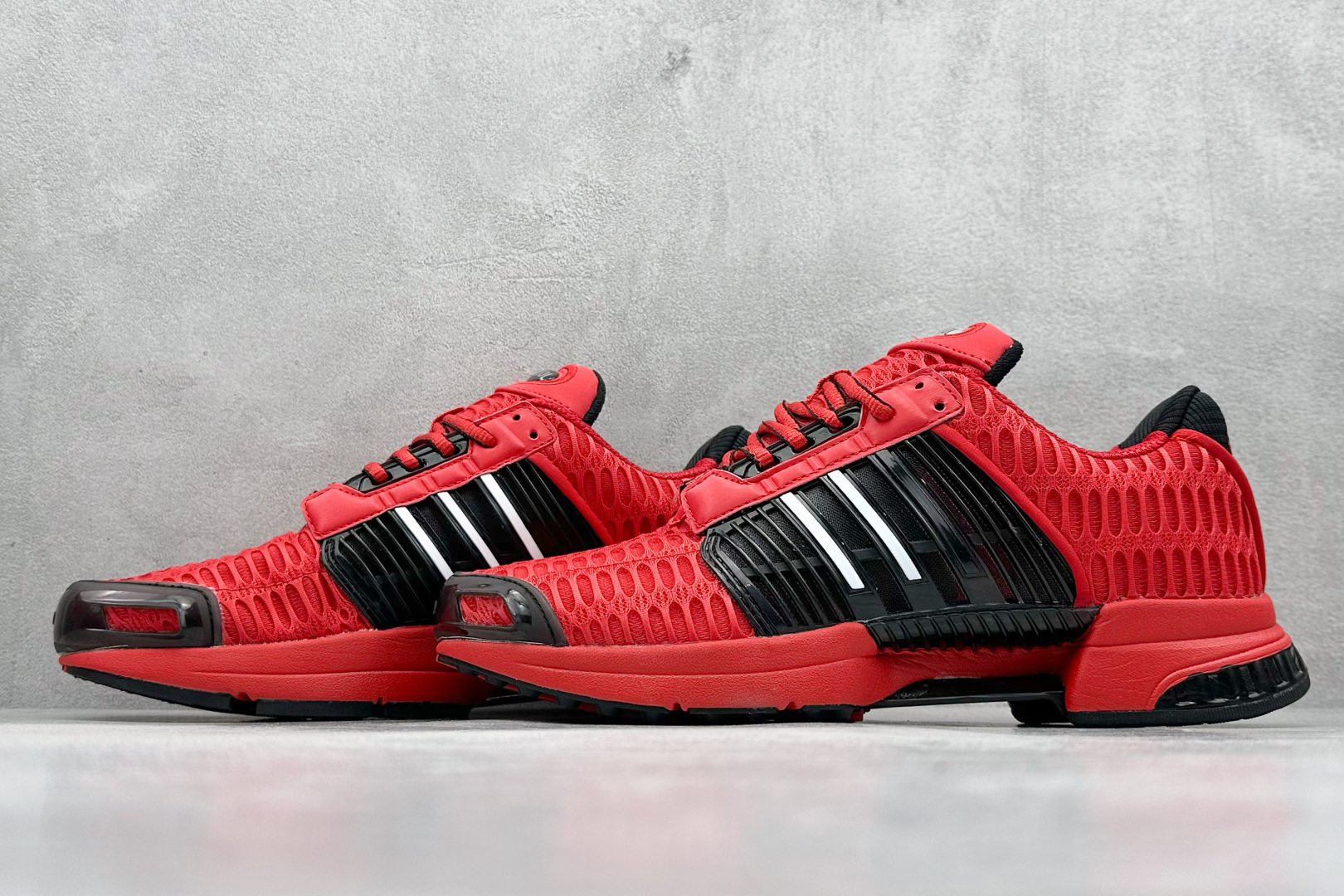 图片[5]-AD CLIMACOOL 初代清风系列透气跑步鞋 经典的鞋舌 CLIMACOOL LOGO，加上侧边三条杠处的透气格栅，都让人仿佛回到了二十二年前。实拍调校N版已经零色差零失真 百分百还原实物色彩所见即所得 不存在货不对板色差等低级问题 选购参考实物拍摄 不混卖不参货 只用心做好货严格选品 货号：JH9989 尺码：40-45-选品中心