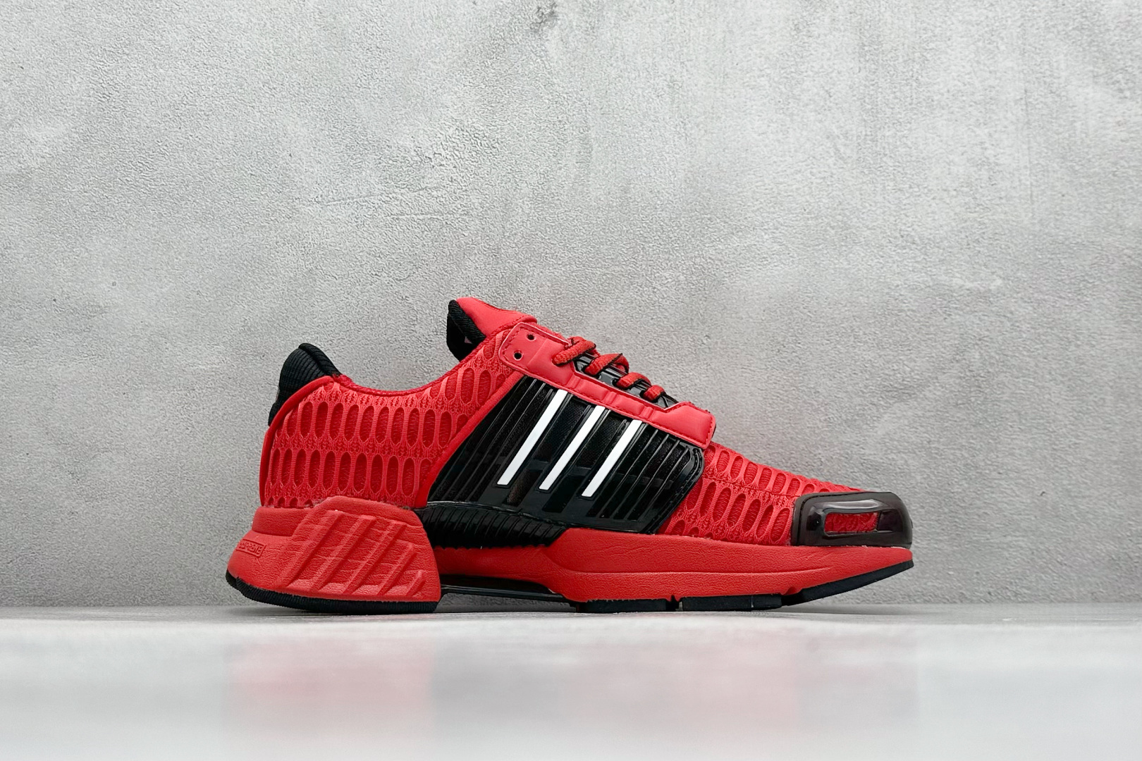 图片[2]-AD CLIMACOOL 初代清风系列透气跑步鞋 经典的鞋舌 CLIMACOOL LOGO，加上侧边三条杠处的透气格栅，都让人仿佛回到了二十二年前。实拍调校N版已经零色差零失真 百分百还原实物色彩所见即所得 不存在货不对板色差等低级问题 选购参考实物拍摄 不混卖不参货 只用心做好货严格选品 货号：JH9989 尺码：40-45-选品中心