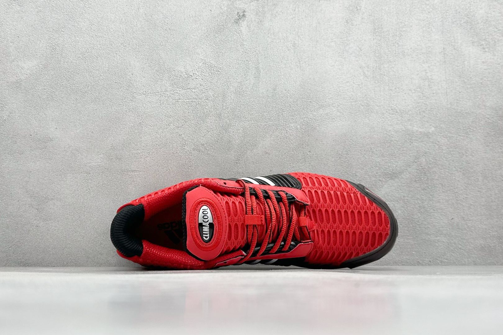 图片[3]-AD CLIMACOOL 初代清风系列透气跑步鞋 经典的鞋舌 CLIMACOOL LOGO，加上侧边三条杠处的透气格栅，都让人仿佛回到了二十二年前。实拍调校N版已经零色差零失真 百分百还原实物色彩所见即所得 不存在货不对板色差等低级问题 选购参考实物拍摄 不混卖不参货 只用心做好货严格选品 货号：JH9989 尺码：40-45-选品中心