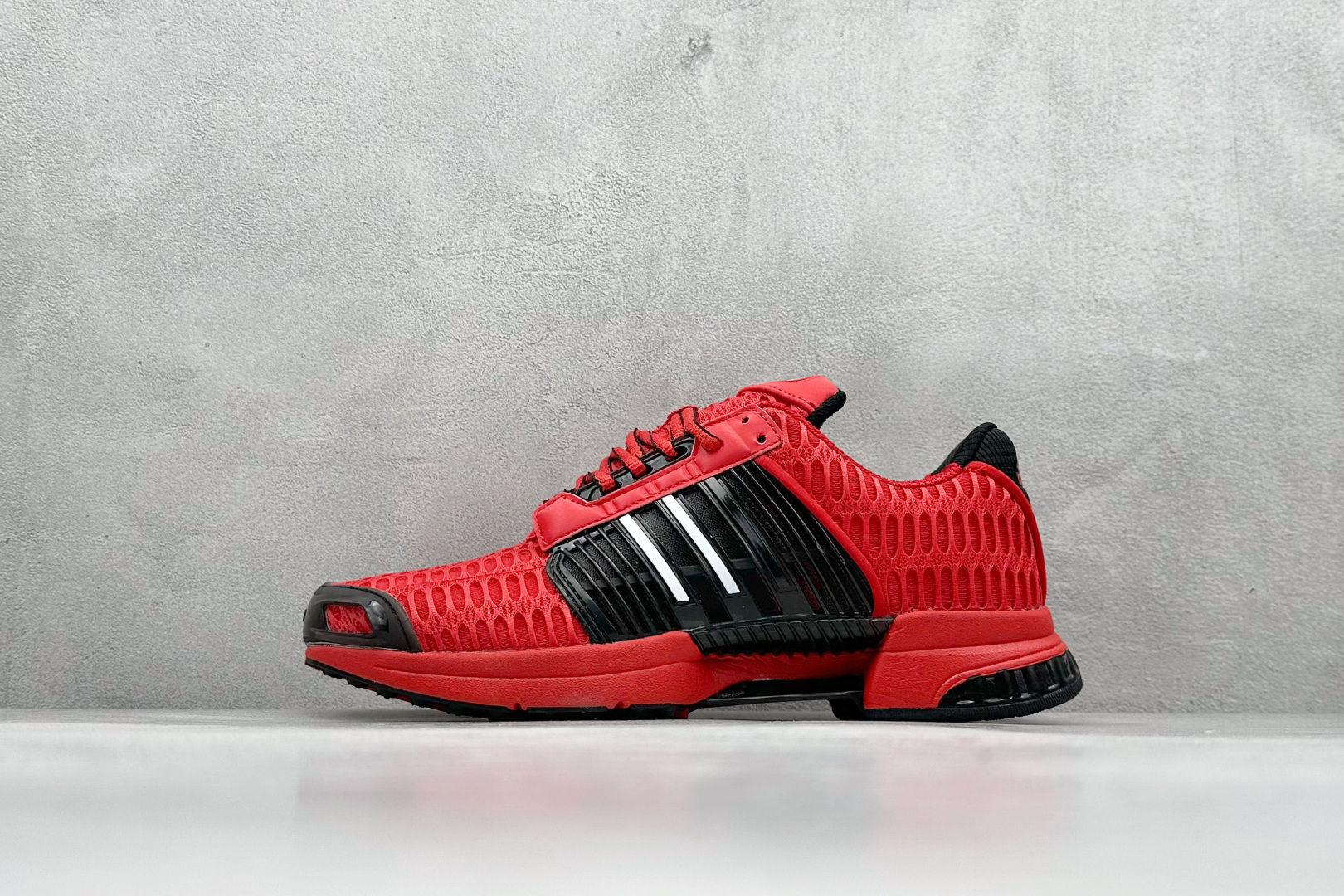 AD CLIMACOOL 初代清风系列透气跑步鞋 经典的鞋舌 CLIMACOOL LOGO，加上侧边三条杠处的透气格栅，都让人仿佛回到了二十二年前。实拍调校N版已经零色差零失真 百分百还原实物色彩所见即所得 不存在货不对板色差等低级问题 选购参考实物拍摄 不混卖不参货 只用心做好货严格选品 货号：JH9989 尺码：40-45-选品中心