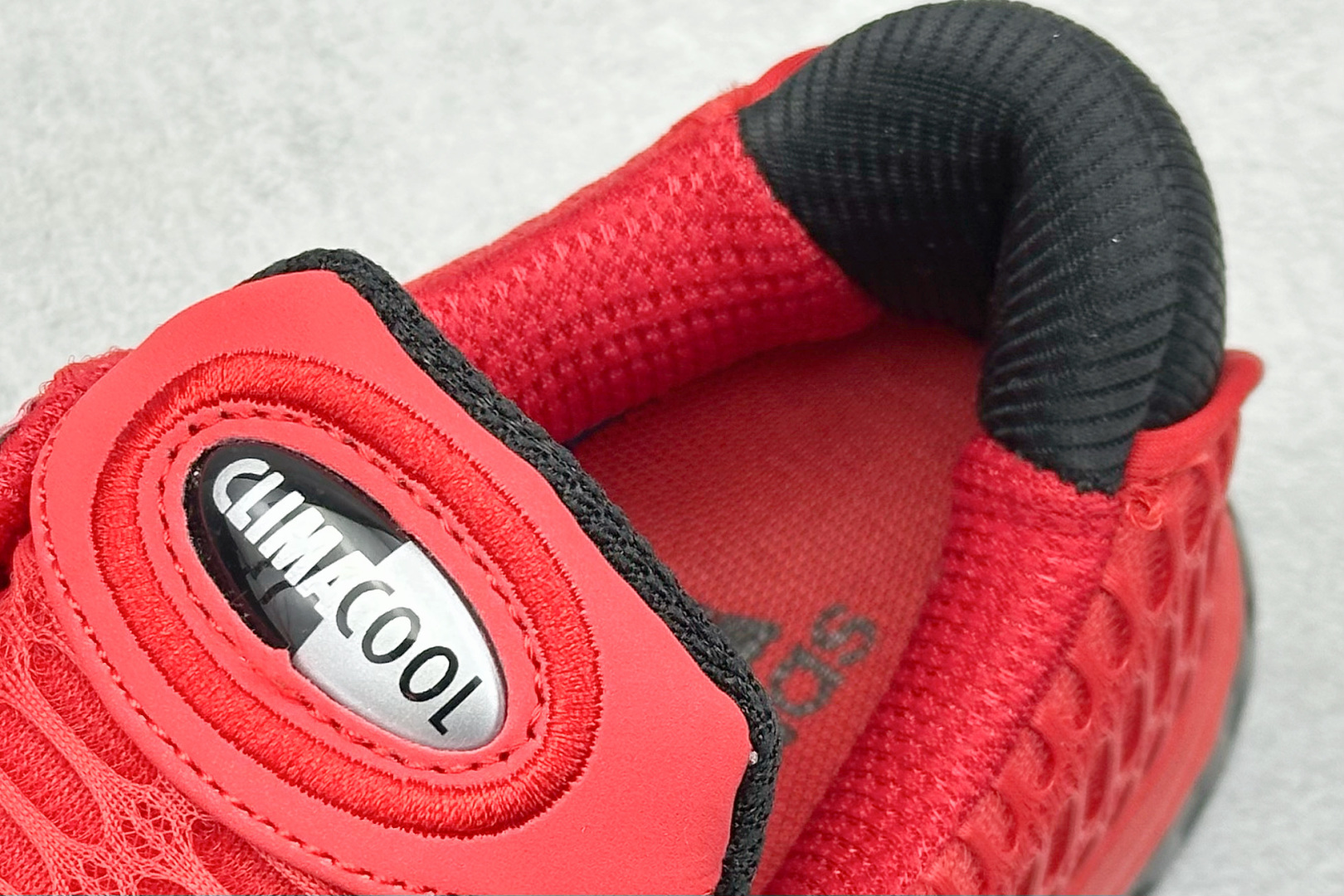 图片[8]-AD CLIMACOOL 初代清风系列透气跑步鞋 经典的鞋舌 CLIMACOOL LOGO，加上侧边三条杠处的透气格栅，都让人仿佛回到了二十二年前。实拍调校N版已经零色差零失真 百分百还原实物色彩所见即所得 不存在货不对板色差等低级问题 选购参考实物拍摄 不混卖不参货 只用心做好货严格选品 货号：JH9989 尺码：40-45-选品中心