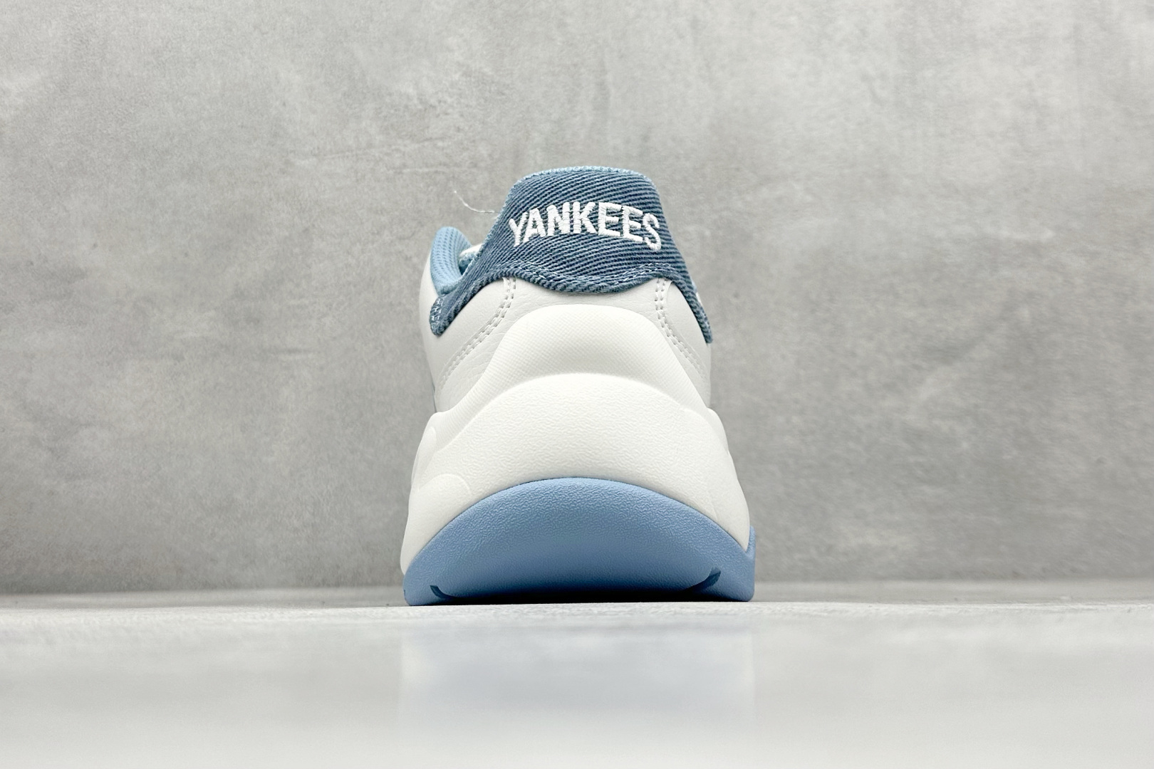 图片[6]-NY平台订单 MLB Chunky Dia Monogram 复古印花老爹鞋 后跟加厚 呵护脚后跟 立体保护软绵鞋口 轻松穿脱不磨脚 鞋头安全防撞包裹鞋头 符合人体结构 精心设计 行走柔软触感 鞋底耐磨性强 稳定性高 抓地更牢 不易打滑 进口纳米材质 原盒雷射防伪标 尺码：35-45-选品中心