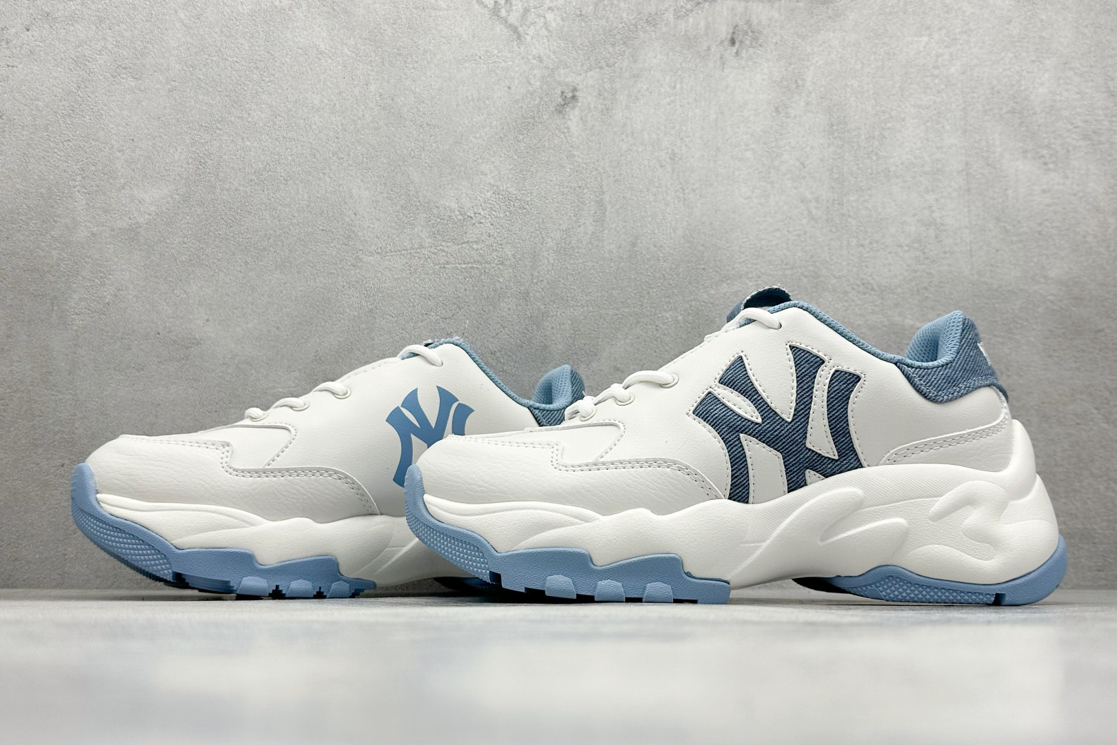 图片[5]-NY平台订单 MLB Chunky Dia Monogram 复古印花老爹鞋 后跟加厚 呵护脚后跟 立体保护软绵鞋口 轻松穿脱不磨脚 鞋头安全防撞包裹鞋头 符合人体结构 精心设计 行走柔软触感 鞋底耐磨性强 稳定性高 抓地更牢 不易打滑 进口纳米材质 原盒雷射防伪标 尺码：35-45-选品中心