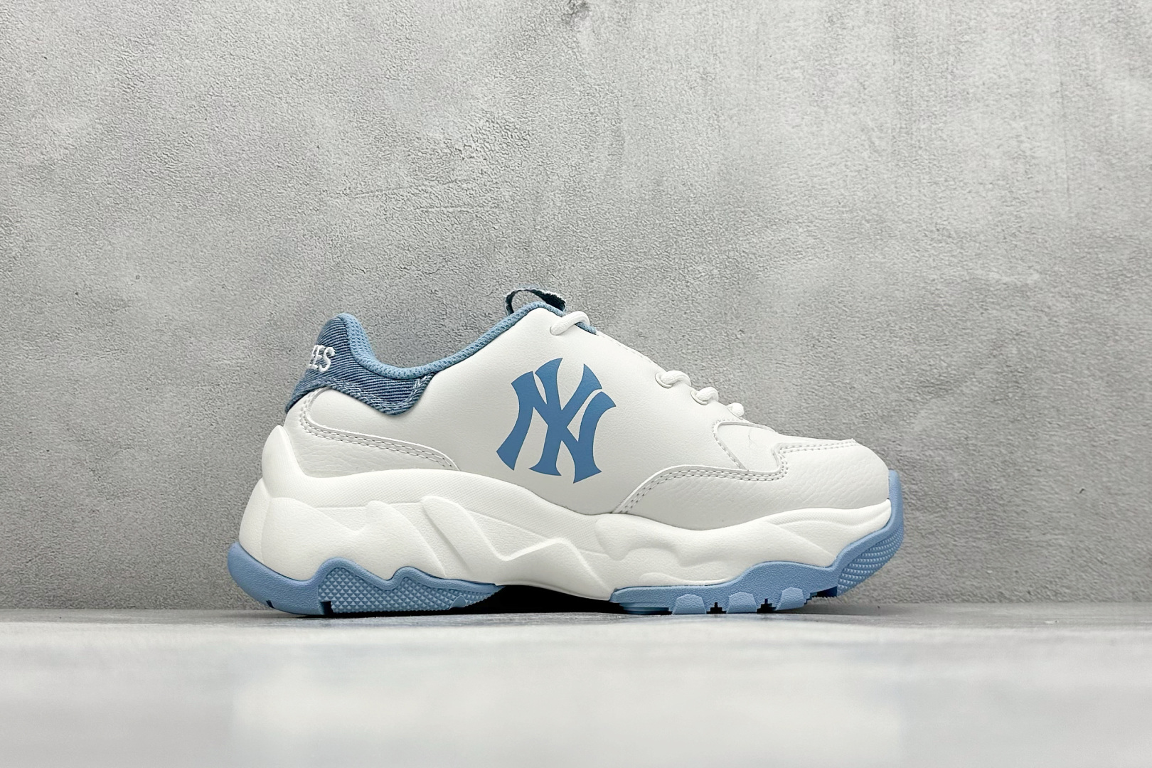 图片[2]-NY平台订单 MLB Chunky Dia Monogram 复古印花老爹鞋 后跟加厚 呵护脚后跟 立体保护软绵鞋口 轻松穿脱不磨脚 鞋头安全防撞包裹鞋头 符合人体结构 精心设计 行走柔软触感 鞋底耐磨性强 稳定性高 抓地更牢 不易打滑 进口纳米材质 原盒雷射防伪标 尺码：35-45-选品中心