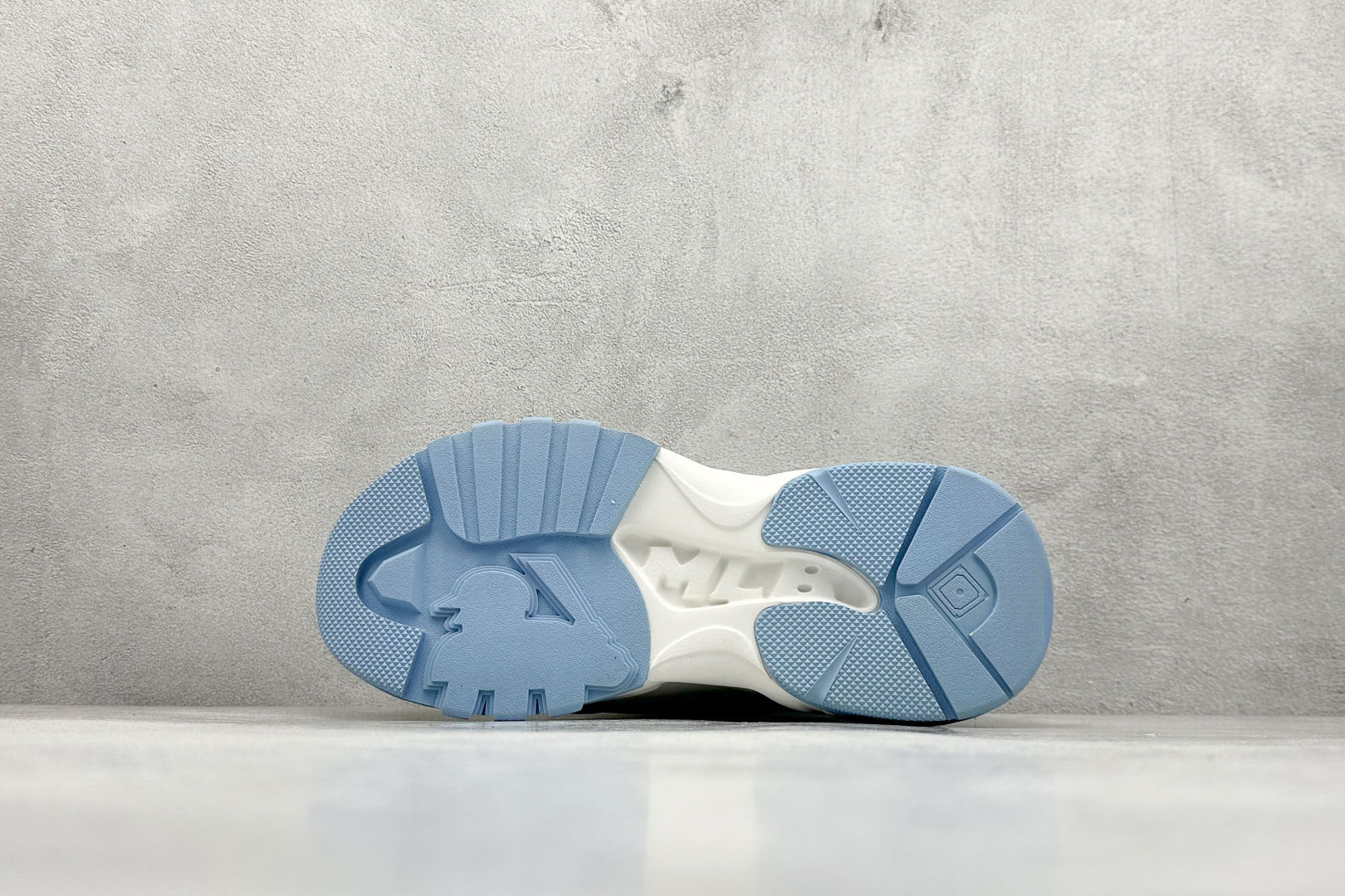 图片[4]-NY平台订单 MLB Chunky Dia Monogram 复古印花老爹鞋 后跟加厚 呵护脚后跟 立体保护软绵鞋口 轻松穿脱不磨脚 鞋头安全防撞包裹鞋头 符合人体结构 精心设计 行走柔软触感 鞋底耐磨性强 稳定性高 抓地更牢 不易打滑 进口纳米材质 原盒雷射防伪标 尺码：35-45-选品中心