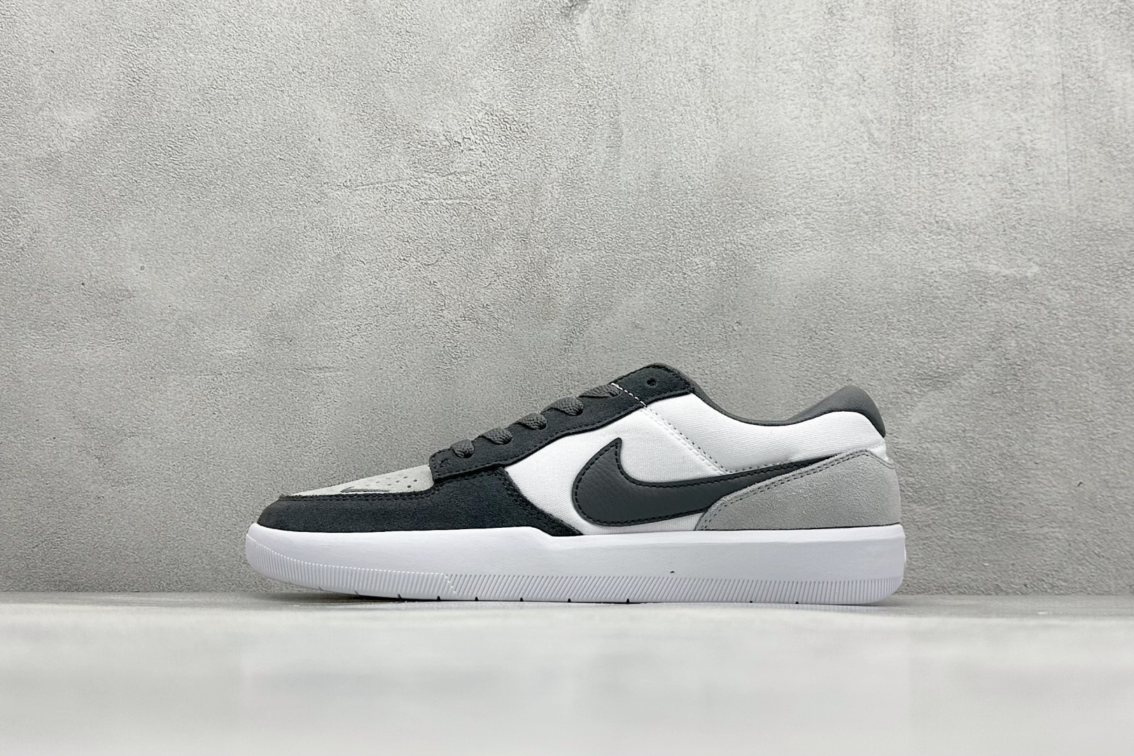 FS版 Nike SB Force 58 硫化杯底 传统篮球风格 Nike SB Force 58 男/女滑板鞋采用包边设计 经久耐穿 硫化结构则有效提升灵活性 穿上这款创意力作 助你耀动街头 采用帆布和翻毛皮组合材料 融入打孔设计 为你打造彰显经典篮球风范的整体造型 货号：DV5477-001 尺码：35.5 36 36.5 37.5 38 38.5 39 40 40.5 41 42 42.5 43 44 45-选品中心