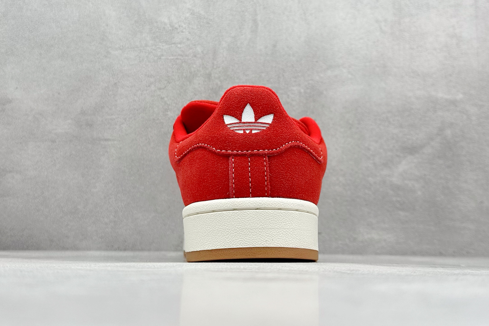 图片[6]-TG版 AD Originals Campus 00s 学院系列面包风复古休闲运动板鞋 #鞋款以经典复古鞋型 Campus 为蓝本打造全新面包鞋，鞋身采用绒面皮料搭配常规皮革，质感上还是延续了经典 Campus 的设计。鞋舌填充更加饱满，让鞋款整体看起来更加圆润，鞋舌还加入了与以往 Campus 不同的全新三叶草 Logo，令造型更具千禧气息。 货号：H03474 尺码：36-45-选品中心