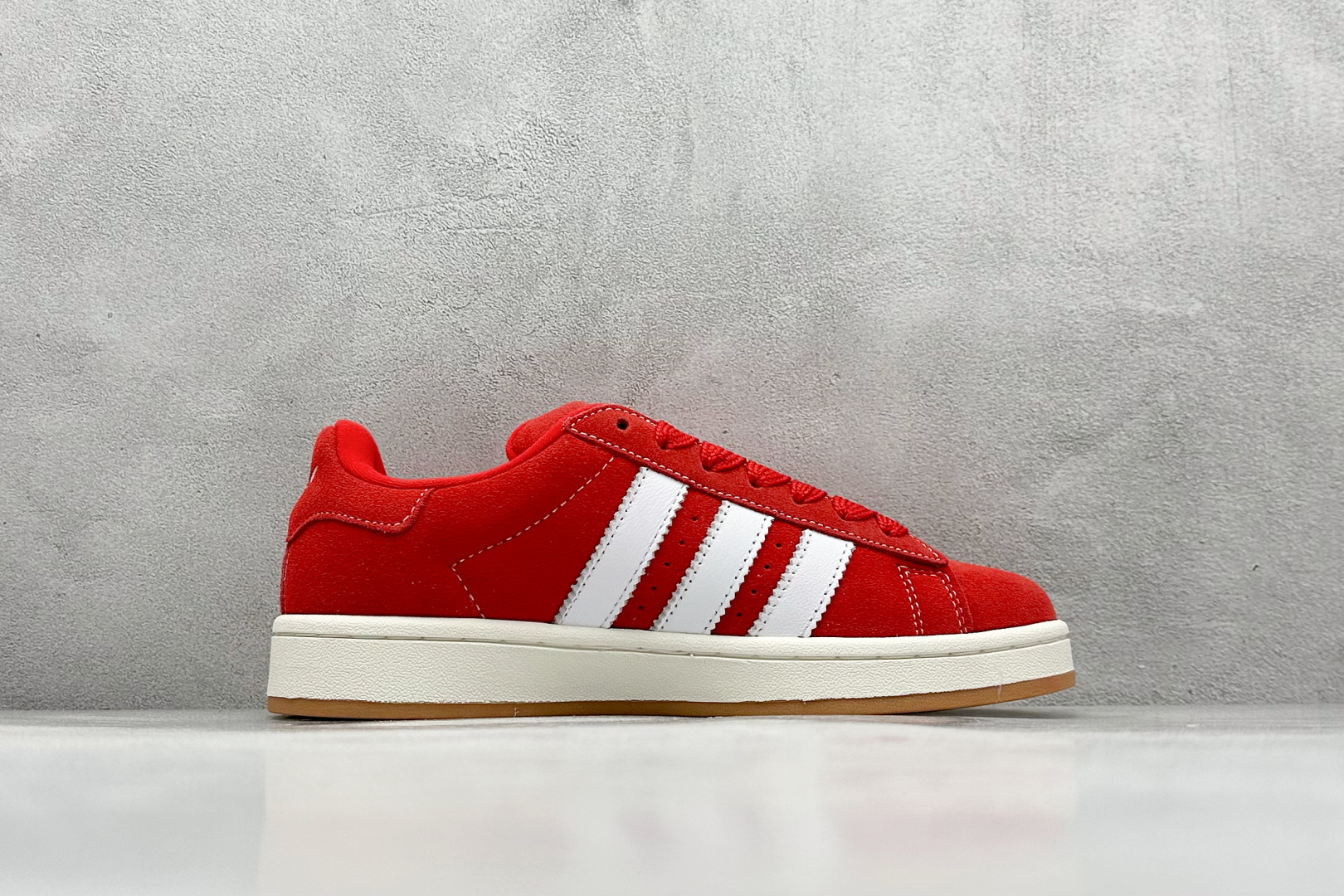 图片[2]-TG版 AD Originals Campus 00s 学院系列面包风复古休闲运动板鞋 #鞋款以经典复古鞋型 Campus 为蓝本打造全新面包鞋，鞋身采用绒面皮料搭配常规皮革，质感上还是延续了经典 Campus 的设计。鞋舌填充更加饱满，让鞋款整体看起来更加圆润，鞋舌还加入了与以往 Campus 不同的全新三叶草 Logo，令造型更具千禧气息。 货号：H03474 尺码：36-45-选品中心