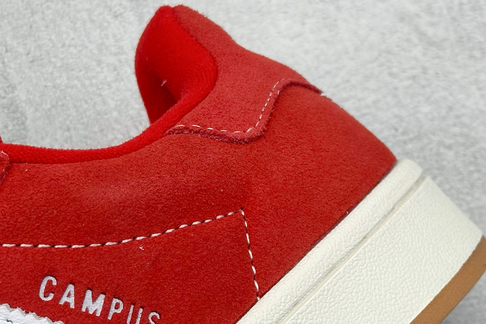 图片[9]-TG版 AD Originals Campus 00s 学院系列面包风复古休闲运动板鞋 #鞋款以经典复古鞋型 Campus 为蓝本打造全新面包鞋，鞋身采用绒面皮料搭配常规皮革，质感上还是延续了经典 Campus 的设计。鞋舌填充更加饱满，让鞋款整体看起来更加圆润，鞋舌还加入了与以往 Campus 不同的全新三叶草 Logo，令造型更具千禧气息。 货号：H03474 尺码：36-45-选品中心