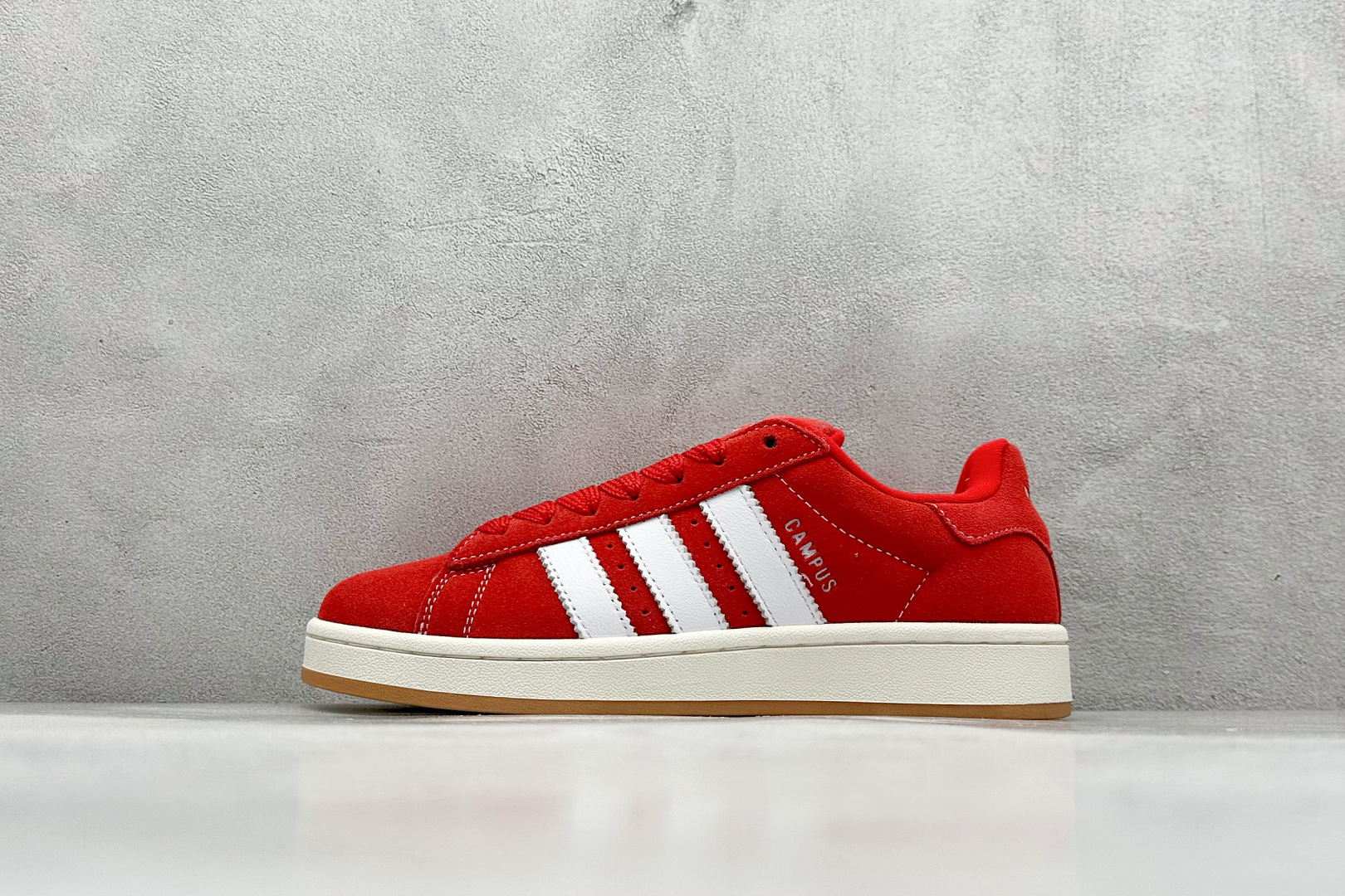 TG版 AD Originals Campus 00s 学院系列面包风复古休闲运动板鞋 #鞋款以经典复古鞋型 Campus 为蓝本打造全新面包鞋，鞋身采用绒面皮料搭配常规皮革，质感上还是延续了经典 Campus 的设计。鞋舌填充更加饱满，让鞋款整体看起来更加圆润，鞋舌还加入了与以往 Campus 不同的全新三叶草 Logo，令造型更具千禧气息。 货号：H03474 尺码：36-45-选品中心