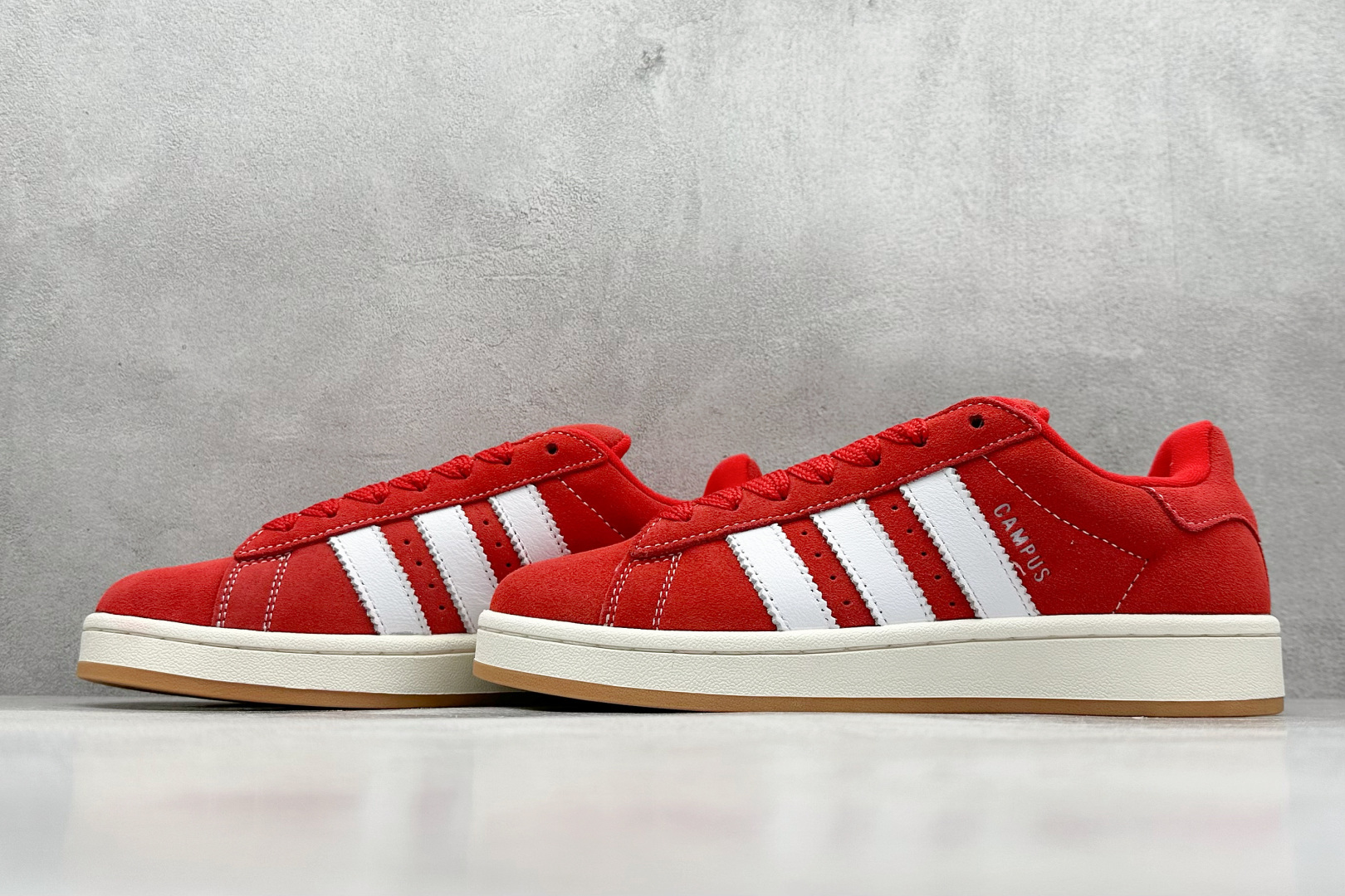 图片[5]-TG版 AD Originals Campus 00s 学院系列面包风复古休闲运动板鞋 #鞋款以经典复古鞋型 Campus 为蓝本打造全新面包鞋，鞋身采用绒面皮料搭配常规皮革，质感上还是延续了经典 Campus 的设计。鞋舌填充更加饱满，让鞋款整体看起来更加圆润，鞋舌还加入了与以往 Campus 不同的全新三叶草 Logo，令造型更具千禧气息。 货号：H03474 尺码：36-45-选品中心