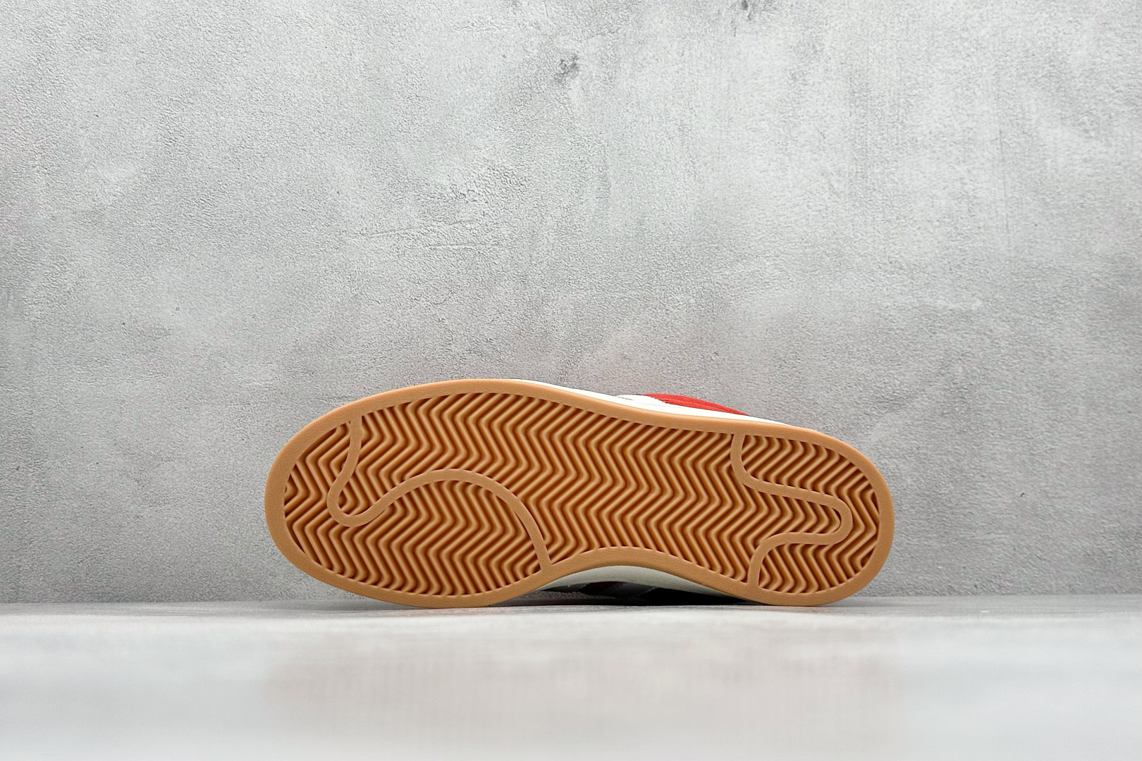 图片[4]-TG版 AD Originals Campus 00s 学院系列面包风复古休闲运动板鞋 #鞋款以经典复古鞋型 Campus 为蓝本打造全新面包鞋，鞋身采用绒面皮料搭配常规皮革，质感上还是延续了经典 Campus 的设计。鞋舌填充更加饱满，让鞋款整体看起来更加圆润，鞋舌还加入了与以往 Campus 不同的全新三叶草 Logo，令造型更具千禧气息。 货号：H03474 尺码：36-45-选品中心