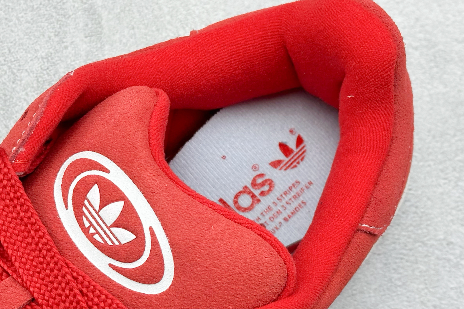 图片[8]-TG版 AD Originals Campus 00s 学院系列面包风复古休闲运动板鞋 #鞋款以经典复古鞋型 Campus 为蓝本打造全新面包鞋，鞋身采用绒面皮料搭配常规皮革，质感上还是延续了经典 Campus 的设计。鞋舌填充更加饱满，让鞋款整体看起来更加圆润，鞋舌还加入了与以往 Campus 不同的全新三叶草 Logo，令造型更具千禧气息。 货号：H03474 尺码：36-45-选品中心