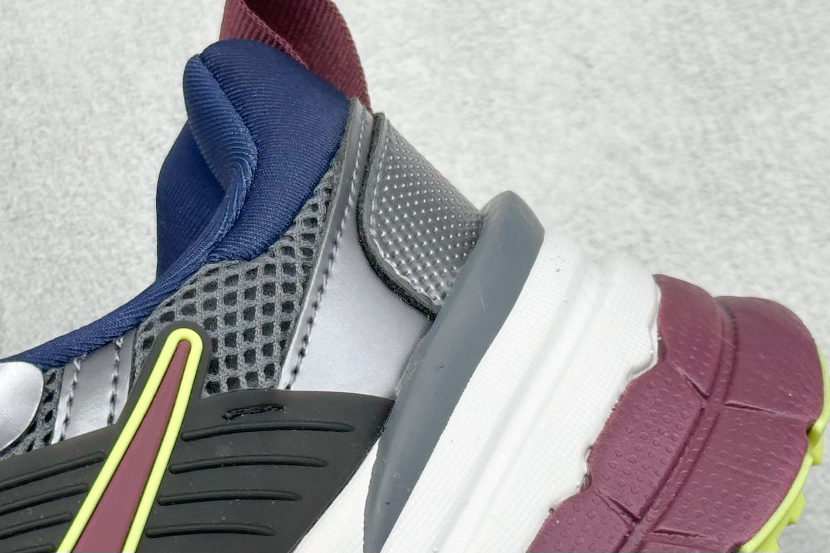 图片[9]-GS版 NK V2K Run 减震防滑复古低帮跑步鞋 材质上使用大面积网眼 皮革 TPU 组成 支撑和透气性肯定不错 中底处由 Cushlon 泡绵打造 保证在压马路时可以提供优秀脚感 并通过一手做旧氧化效果突出复古感 中底造型很容易让大家联想到巴黎世家3XL 增高效果同样不能忽视 货号：FV6602-400 尺码：36-45-选品中心