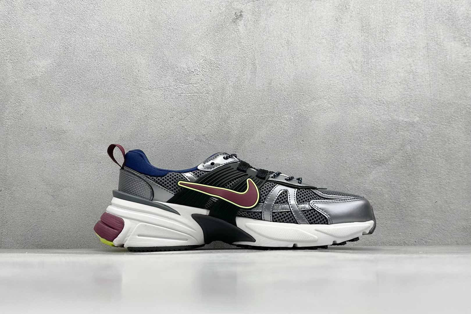 图片[2]-GS版 NK V2K Run 减震防滑复古低帮跑步鞋 材质上使用大面积网眼 皮革 TPU 组成 支撑和透气性肯定不错 中底处由 Cushlon 泡绵打造 保证在压马路时可以提供优秀脚感 并通过一手做旧氧化效果突出复古感 中底造型很容易让大家联想到巴黎世家3XL 增高效果同样不能忽视 货号：FV6602-400 尺码：36-45-选品中心