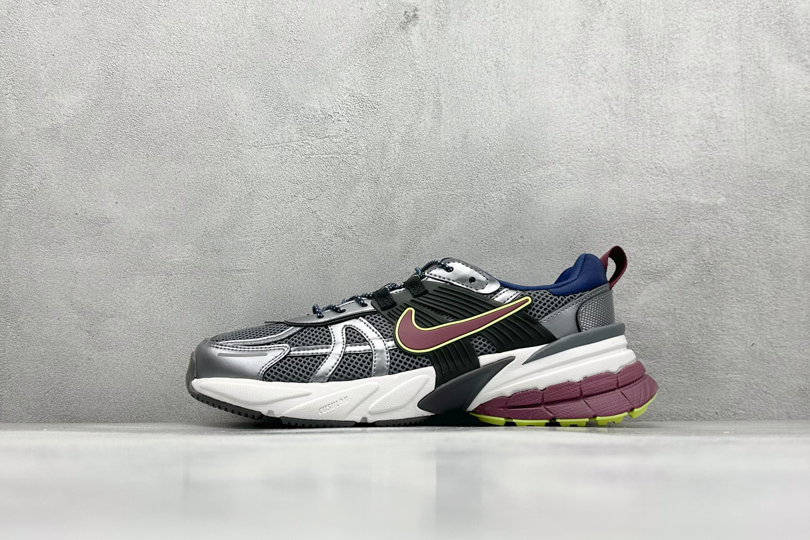 GS版 NK V2K Run 减震防滑复古低帮跑步鞋 材质上使用大面积网眼 皮革 TPU 组成 支撑和透气性肯定不错 中底处由 Cushlon 泡绵打造 保证在压马路时可以提供优秀脚感 并通过一手做旧氧化效果突出复古感 中底造型很容易让大家联想到巴黎世家3XL 增高效果同样不能忽视 货号：FV6602-400 尺码：36-45-选品中心