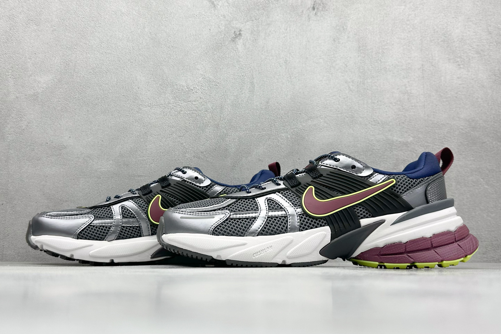 图片[5]-GS版 NK V2K Run 减震防滑复古低帮跑步鞋 材质上使用大面积网眼 皮革 TPU 组成 支撑和透气性肯定不错 中底处由 Cushlon 泡绵打造 保证在压马路时可以提供优秀脚感 并通过一手做旧氧化效果突出复古感 中底造型很容易让大家联想到巴黎世家3XL 增高效果同样不能忽视 货号：FV6602-400 尺码：36-45-选品中心