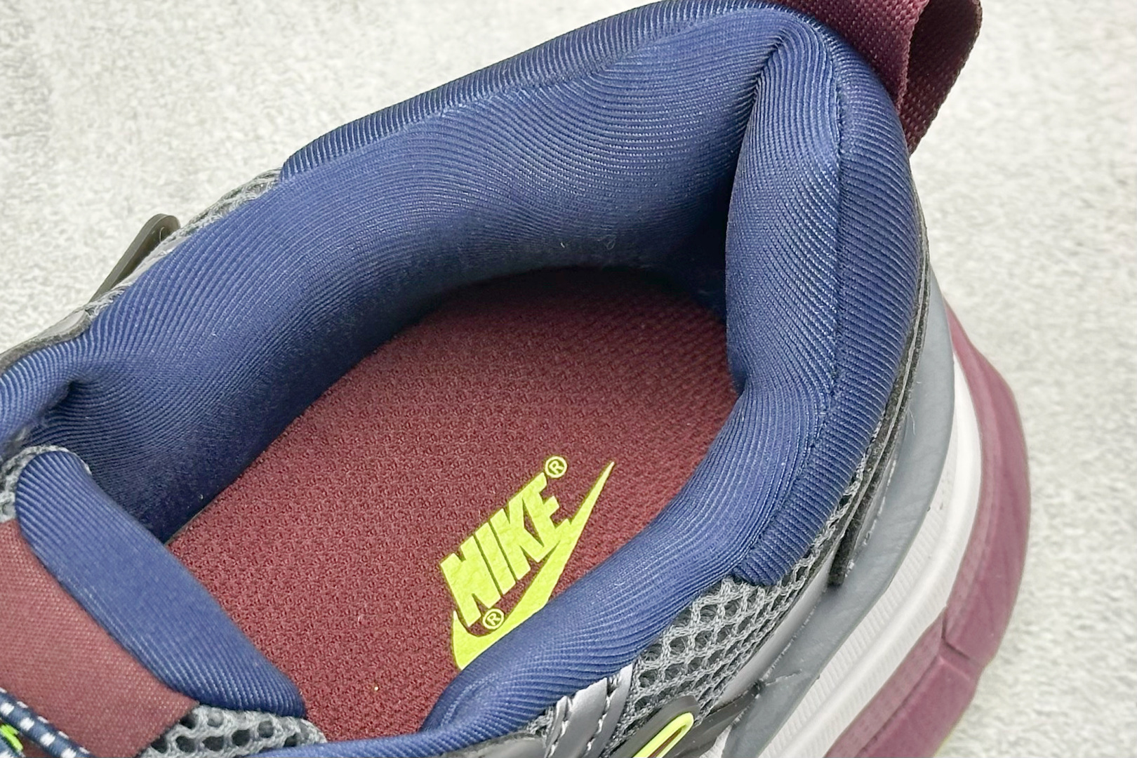 图片[8]-GS版 NK V2K Run 减震防滑复古低帮跑步鞋 材质上使用大面积网眼 皮革 TPU 组成 支撑和透气性肯定不错 中底处由 Cushlon 泡绵打造 保证在压马路时可以提供优秀脚感 并通过一手做旧氧化效果突出复古感 中底造型很容易让大家联想到巴黎世家3XL 增高效果同样不能忽视 货号：FV6602-400 尺码：36-45-选品中心