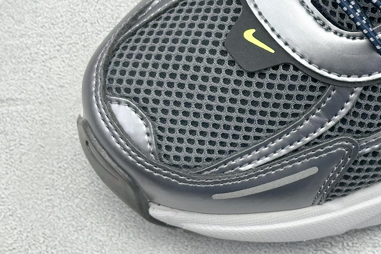 图片[7]-GS版 NK V2K Run 减震防滑复古低帮跑步鞋 材质上使用大面积网眼 皮革 TPU 组成 支撑和透气性肯定不错 中底处由 Cushlon 泡绵打造 保证在压马路时可以提供优秀脚感 并通过一手做旧氧化效果突出复古感 中底造型很容易让大家联想到巴黎世家3XL 增高效果同样不能忽视 货号：FV6602-400 尺码：36-45-选品中心