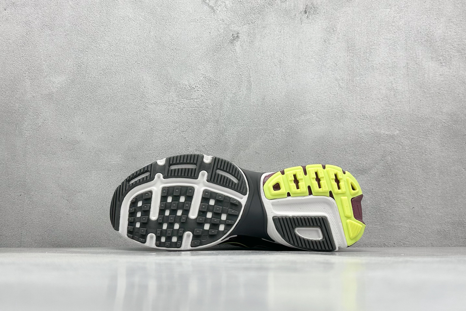 图片[4]-GS版 NK V2K Run 减震防滑复古低帮跑步鞋 材质上使用大面积网眼 皮革 TPU 组成 支撑和透气性肯定不错 中底处由 Cushlon 泡绵打造 保证在压马路时可以提供优秀脚感 并通过一手做旧氧化效果突出复古感 中底造型很容易让大家联想到巴黎世家3XL 增高效果同样不能忽视 货号：FV6602-400 尺码：36-45-选品中心