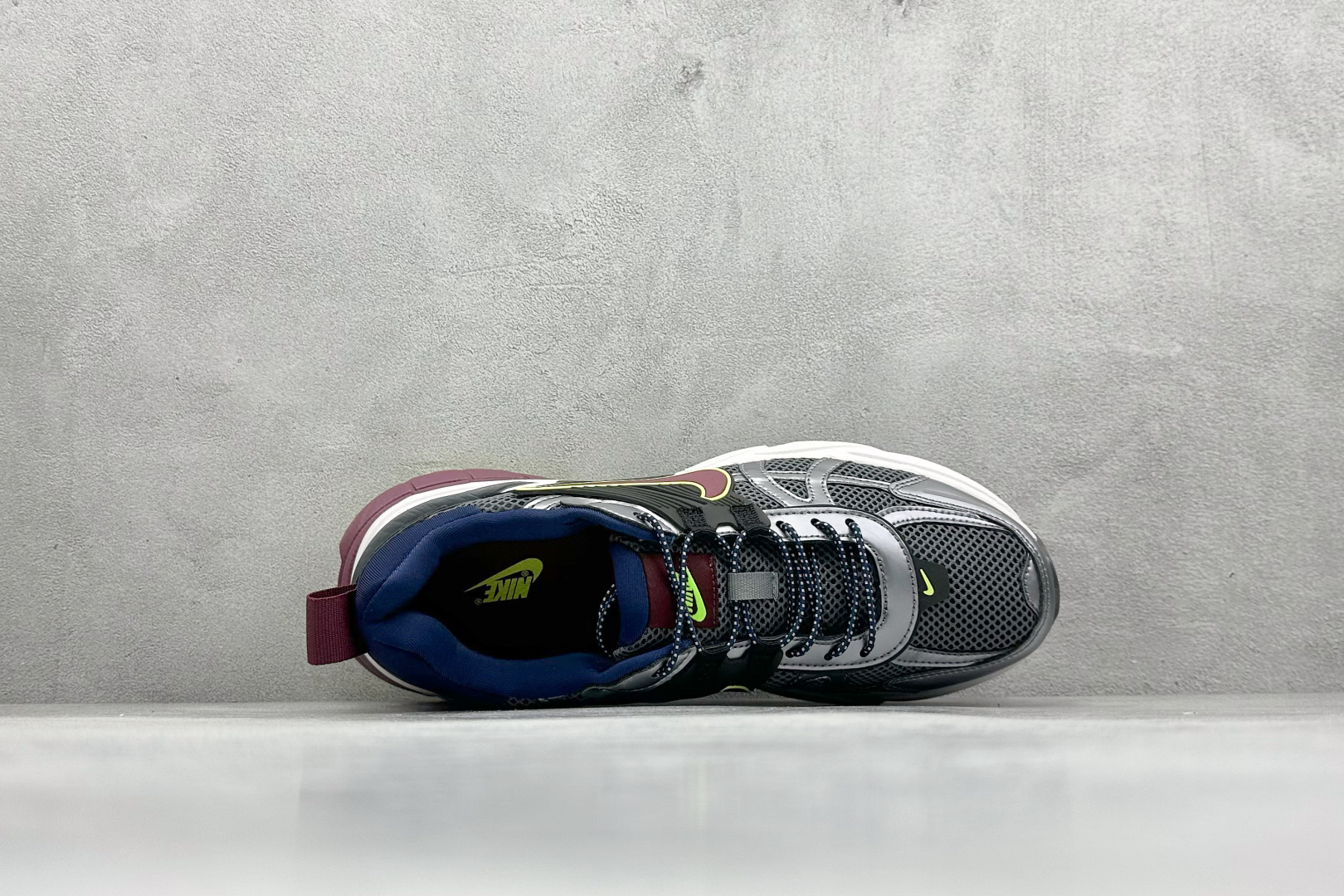 图片[3]-GS版 NK V2K Run 减震防滑复古低帮跑步鞋 材质上使用大面积网眼 皮革 TPU 组成 支撑和透气性肯定不错 中底处由 Cushlon 泡绵打造 保证在压马路时可以提供优秀脚感 并通过一手做旧氧化效果突出复古感 中底造型很容易让大家联想到巴黎世家3XL 增高效果同样不能忽视 货号：FV6602-400 尺码：36-45-选品中心