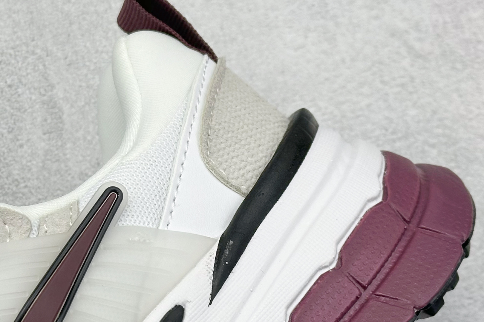 图片[9]-GS版 NK V2K Run 减震防滑复古低帮跑步鞋 材质上使用大面积网眼 皮革 TPU 组成 支撑和透气性肯定不错 中底处由 Cushlon 泡绵打造 保证在压马路时可以提供优秀脚感 并通过一手做旧氧化效果突出复古感 中底造型很容易让大家联想到巴黎世家3XL 增高效果同样不能忽视 货号：HQ3500-100 尺码：36-45-选品中心