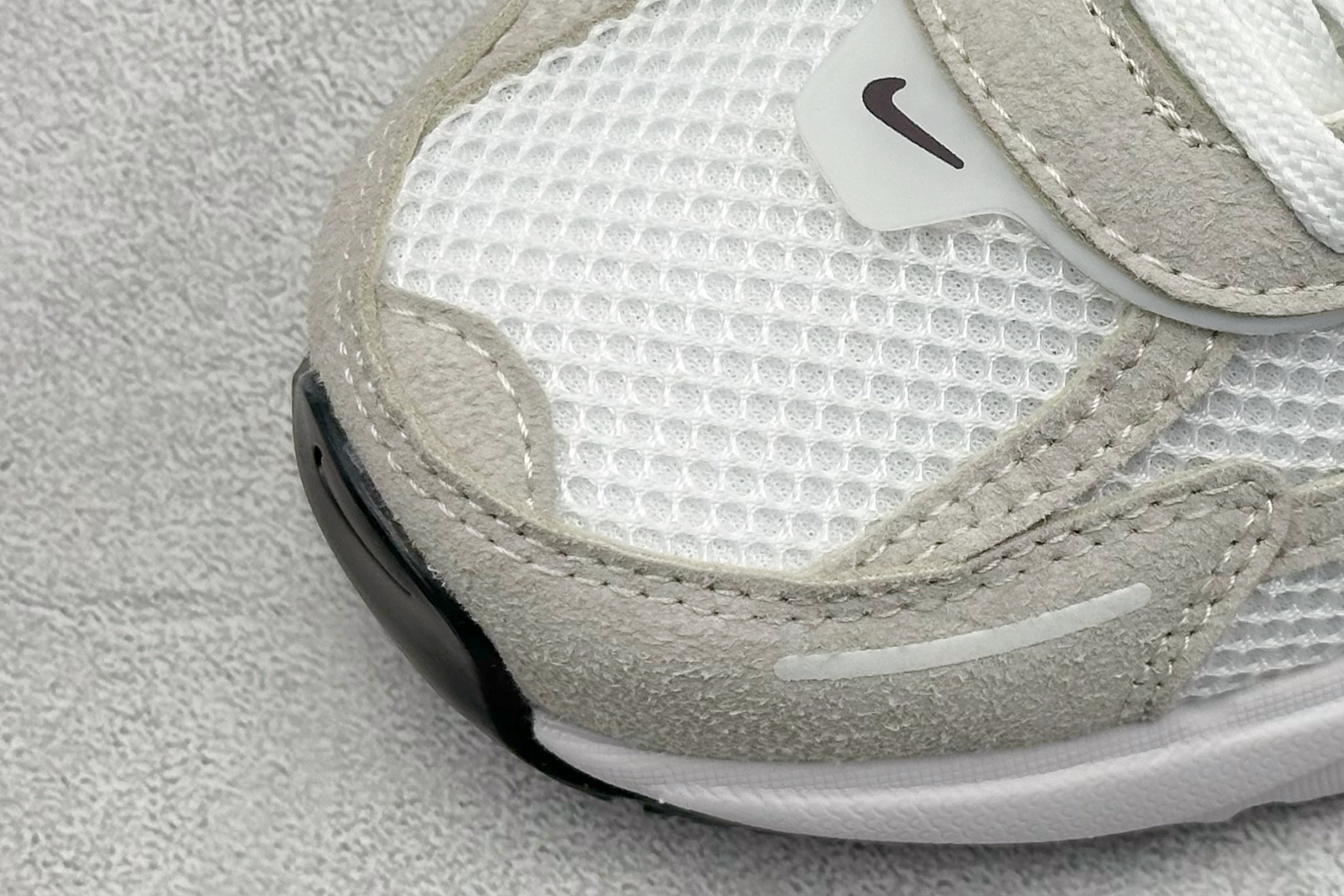 图片[7]-GS版 NK V2K Run 减震防滑复古低帮跑步鞋 材质上使用大面积网眼 皮革 TPU 组成 支撑和透气性肯定不错 中底处由 Cushlon 泡绵打造 保证在压马路时可以提供优秀脚感 并通过一手做旧氧化效果突出复古感 中底造型很容易让大家联想到巴黎世家3XL 增高效果同样不能忽视 货号：HQ3500-100 尺码：36-45-选品中心