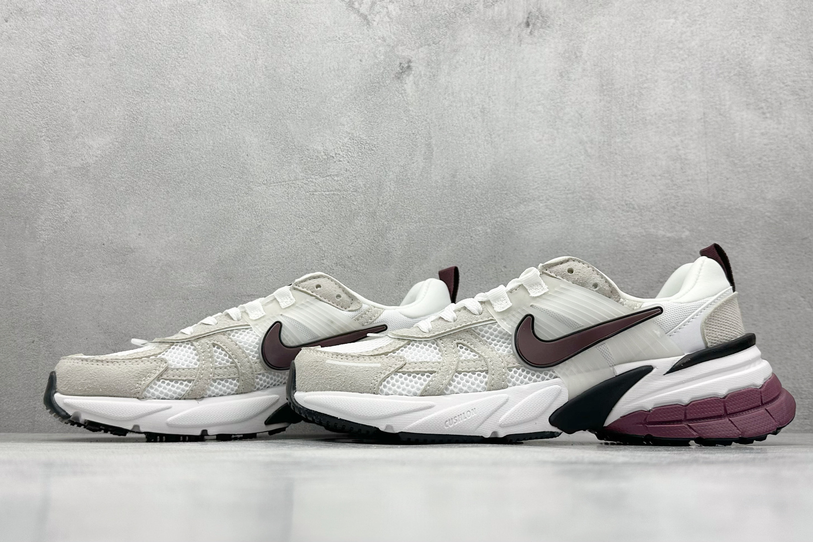 图片[5]-GS版 NK V2K Run 减震防滑复古低帮跑步鞋 材质上使用大面积网眼 皮革 TPU 组成 支撑和透气性肯定不错 中底处由 Cushlon 泡绵打造 保证在压马路时可以提供优秀脚感 并通过一手做旧氧化效果突出复古感 中底造型很容易让大家联想到巴黎世家3XL 增高效果同样不能忽视 货号：HQ3500-100 尺码：36-45-选品中心