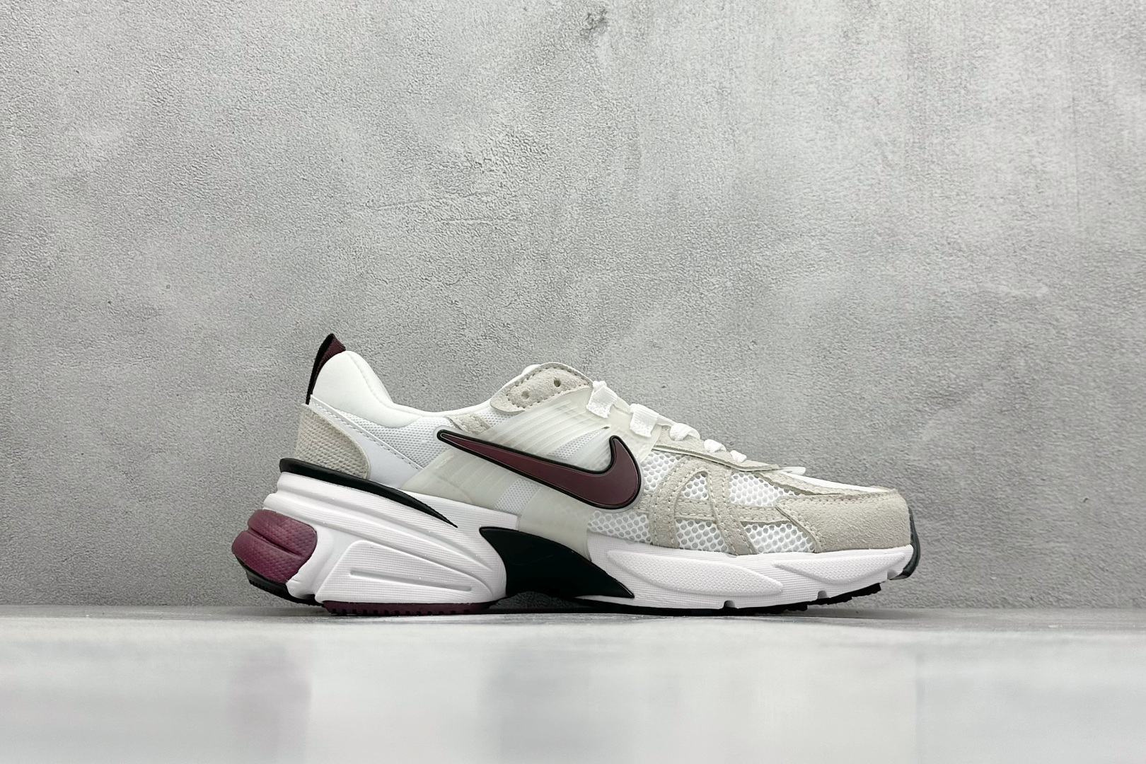 图片[2]-GS版 NK V2K Run 减震防滑复古低帮跑步鞋 材质上使用大面积网眼 皮革 TPU 组成 支撑和透气性肯定不错 中底处由 Cushlon 泡绵打造 保证在压马路时可以提供优秀脚感 并通过一手做旧氧化效果突出复古感 中底造型很容易让大家联想到巴黎世家3XL 增高效果同样不能忽视 货号：HQ3500-100 尺码：36-45-选品中心