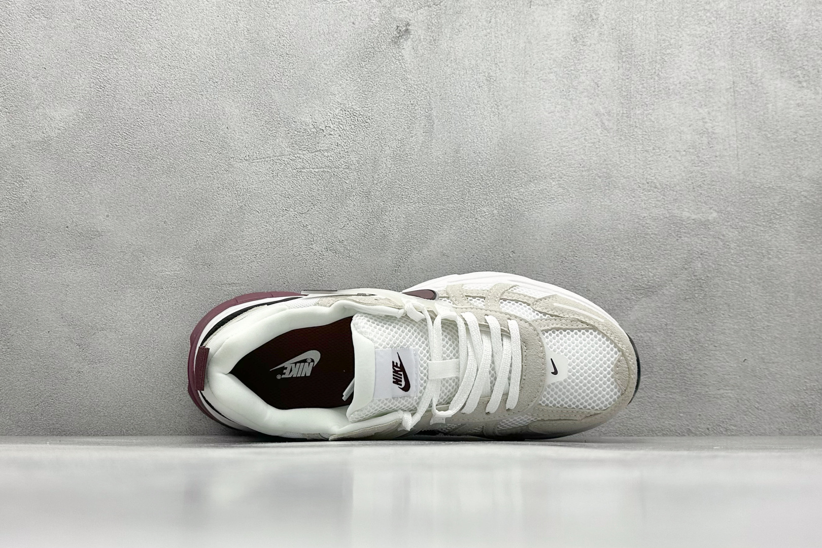 图片[3]-GS版 NK V2K Run 减震防滑复古低帮跑步鞋 材质上使用大面积网眼 皮革 TPU 组成 支撑和透气性肯定不错 中底处由 Cushlon 泡绵打造 保证在压马路时可以提供优秀脚感 并通过一手做旧氧化效果突出复古感 中底造型很容易让大家联想到巴黎世家3XL 增高效果同样不能忽视 货号：HQ3500-100 尺码：36-45-选品中心